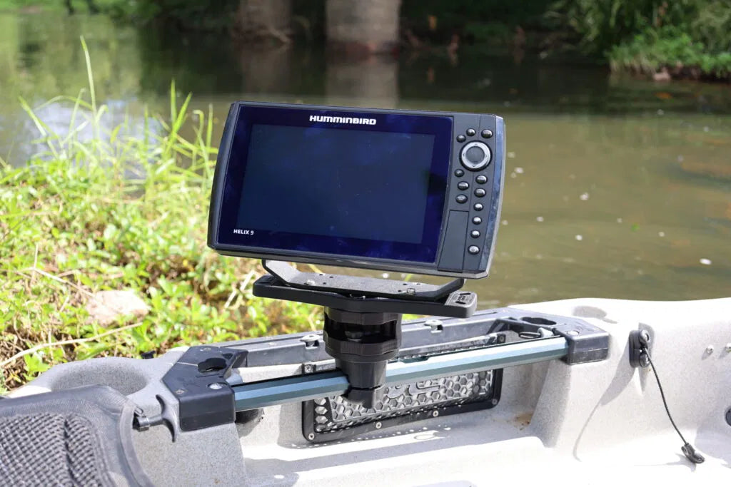 La plate-forme tournante RAILBLAZA HEXX n'est pas là pour décorer votre bateau - elle est là pour transformer votre technologie en un centre de contrôle prêt pour la mission.
Conçue pour les pêcheurs sérieux et les opérateurs obsédés par la précision, la plate-forme HEXX offre une rotation incrémentielle de 90° solide comme le roc avec un verrou si ferme qu'elle permet de faire tourner moins de montures.