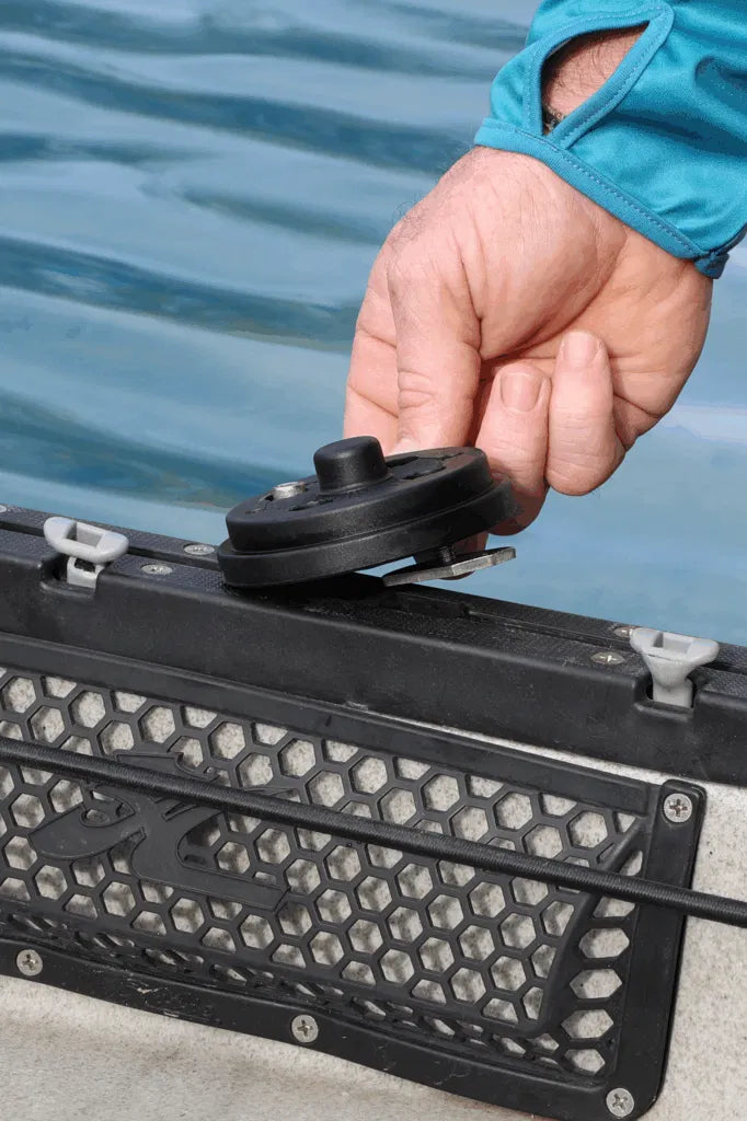 Grand équipement, petite empreinte - c'est la beauté du support de piste de kayak RAILBLAZA HEXX.
Conçue pour supporter un poids lourd et une utilisation difficile, cette base robuste se glisse directement dans le système de piste de votre kayak et verrouille tout accessoire HEXX avec une précision de niveau professionnel.