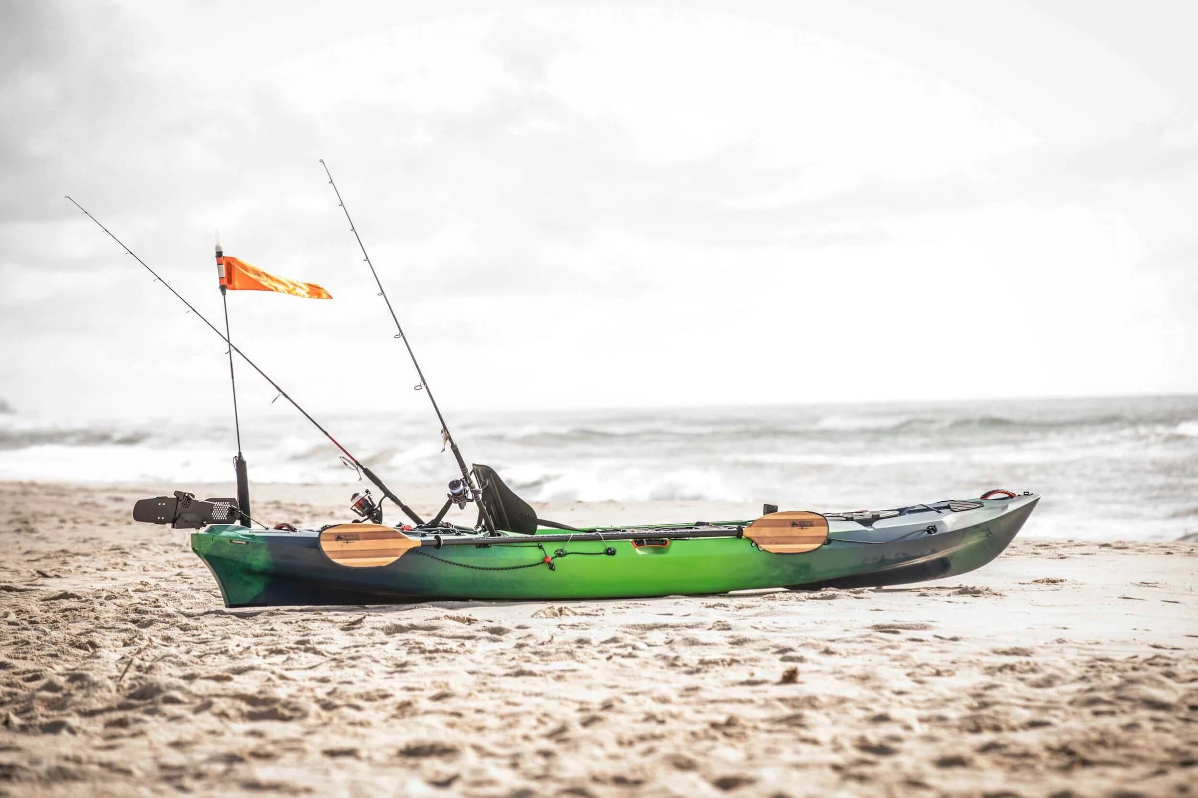 Hydra 130- Kayak de pêche rigide
Si vous voulez de la vitesse, de l'espace et des performances de pêche sérieuses, l'Hydra 130 a tout ce qu'il faut.
Le Hydra 130 est conçu pour les pêcheurs et les aventuriers qui ont besoin de vitesse en eaux profondes, d'espace sur le pont et d'une grande stabilité pour tuer les poissons. Avec une étrave acérée pour couper le clapot et une personnalisation de haut niveau, il est fait pour ceux qui chassent la morsure au-delà de la cassure - et qui ne reviendront jamais.