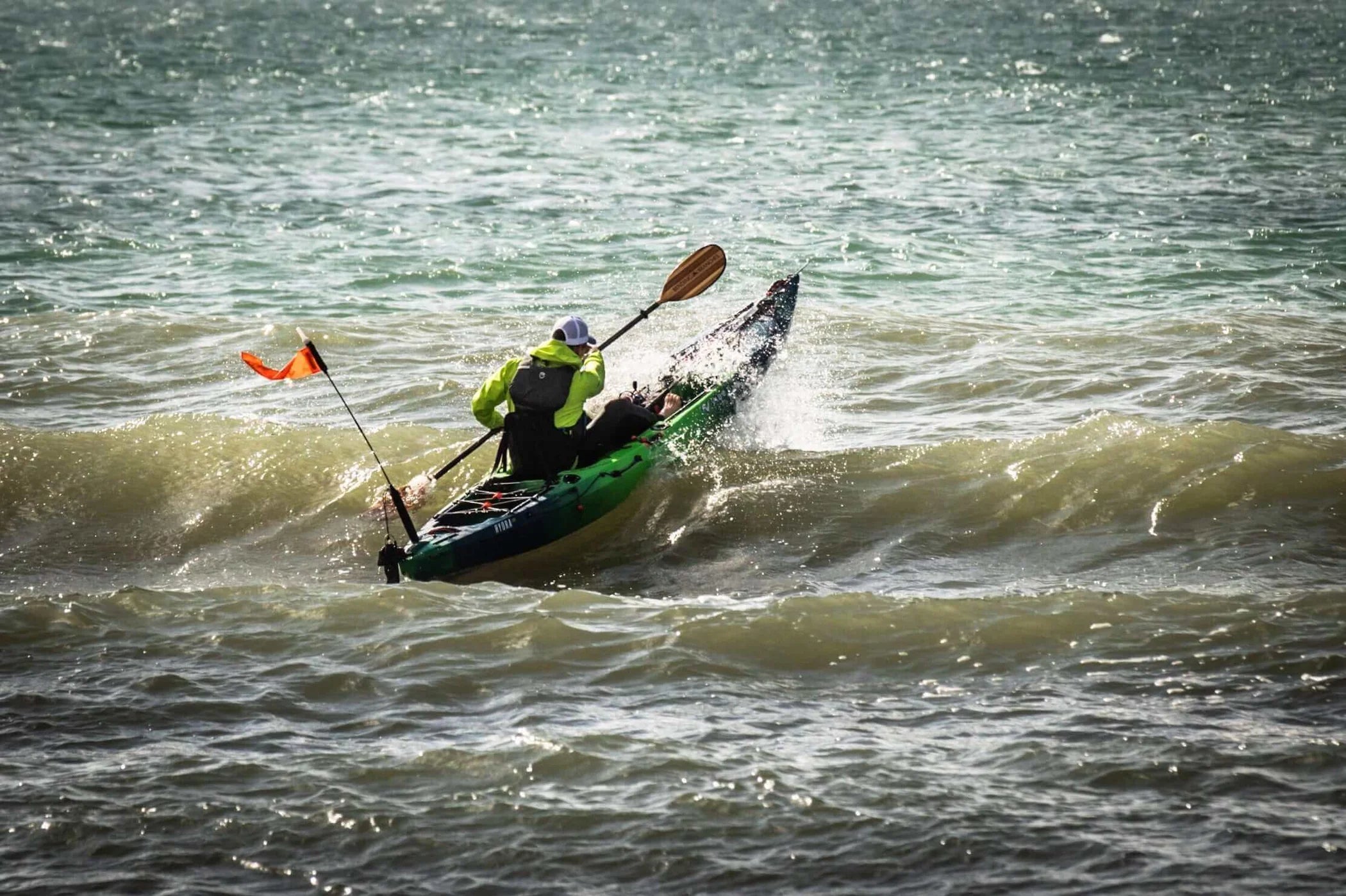 Hydra 130- Kayak de pêche rigide
Si vous voulez de la vitesse, de l'espace et des performances de pêche sérieuses, l'Hydra 130 a tout ce qu'il faut.
Le Hydra 130 est conçu pour les pêcheurs et les aventuriers qui ont besoin de vitesse en eaux profondes, d'espace sur le pont et d'une grande stabilité pour tuer les poissons. Avec une étrave acérée pour couper le clapot et une personnalisation de haut niveau, il est fait pour ceux qui chassent la morsure au-delà de la cassure - et qui ne reviendront jamais.