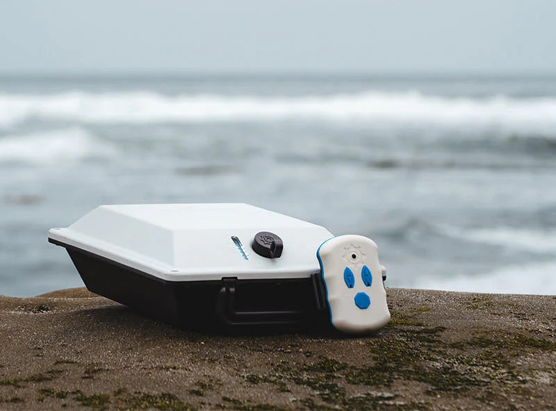 Robuste et durable n'a jamais été aussi beau !
Si vos journées sur l'eau sont plus longues que vos journées au bureau, alors c'est le Power Pack pour vous garder sur l'eau toute la journée.
Le PP-768 Angler Pro est résistant à l'intérieur et à l'extérieur.
La coque en aluminium ultra-anodisée et revêtue UV protège les cellules de lithium-fer phosphate (LiFePO4) de longue durée de 768 Wh, fournissant à vos moteurs Bixpy K-1 l'un des blocs d'alimentation les plus stables et les plus efficaces.