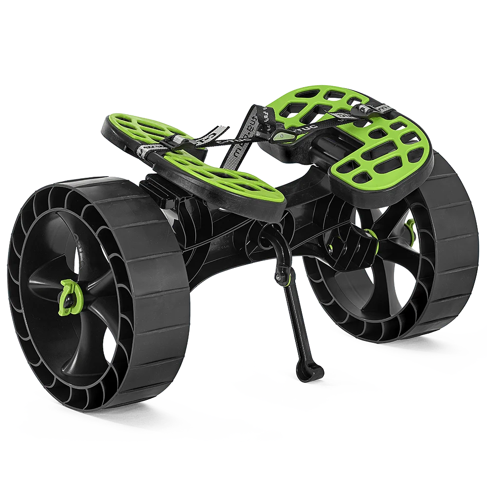 Le meilleur chariot de sable pour canoë et kayak !
Le chariot SandTrakz instaure de nouveaux standards avec son apparence sophistiquée et la précision de son design.
Le C-TUG SandTrakz est le meilleur, le plus polyvalent et le plus solide chariot de kayaks sur le marché.
Les roues du C-TUG SandTrakz sont créées pour se compresser.
Elles agissent comme des suspensions sur les surfaces dures, rendant plus facile la transition des surfaces souples vers les surfaces dures.