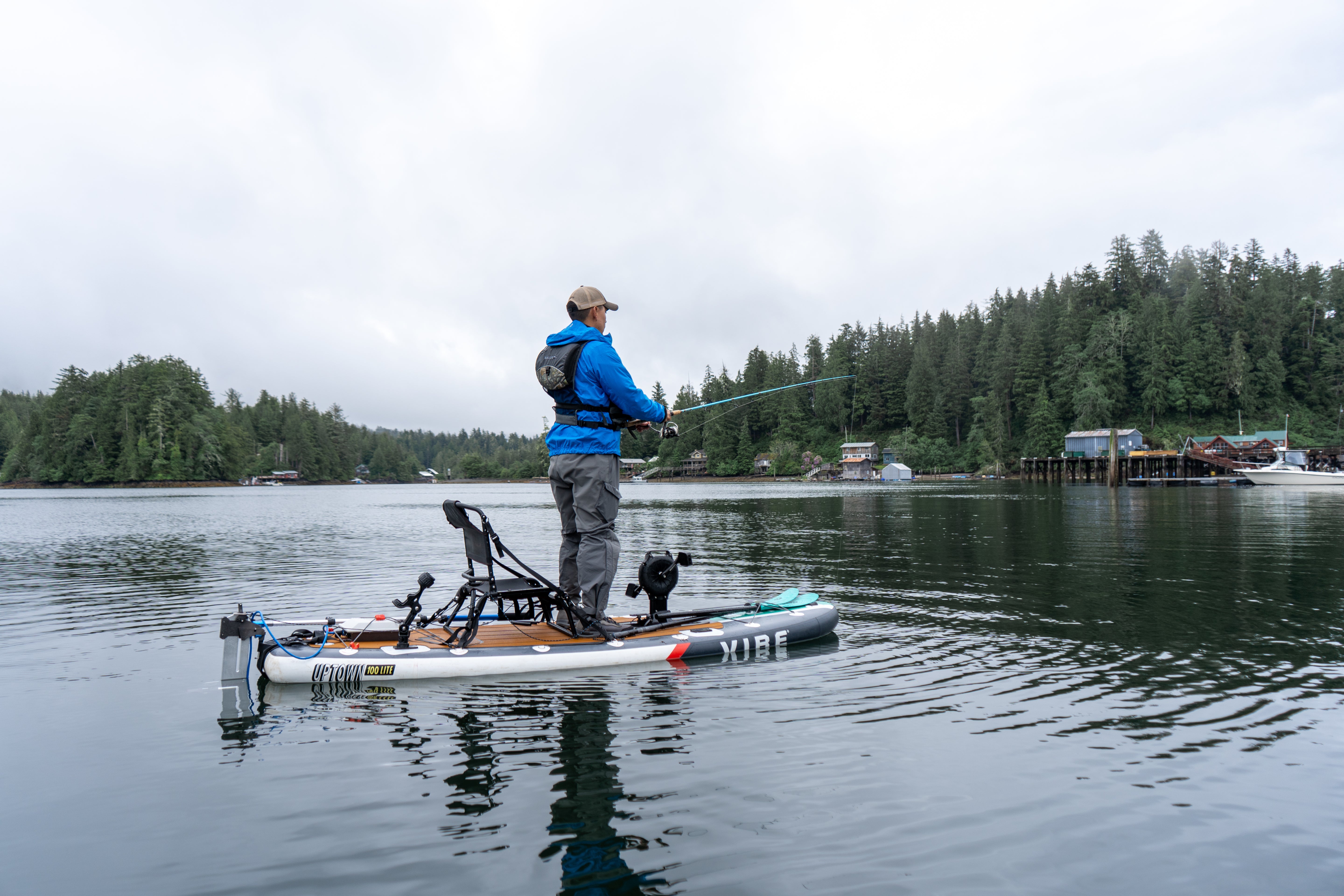 POURQUOI VOUS VOULEZ CE KAYAK :
Suffisamment léger pour être chargé en solo, que ce soit lors d'une halte rapide au lac ou d'un voyage spontané en fin de semaine.
Le siège rembourré et les repose-pieds réglables offrent une grande facilité d'utilisation tout au long de la journée.
Les rangements arrière, les porte-gobelets moulés et les supports de matériel permettent de rationaliser l'installation.
Une forme de coque conçue pour la facilité et la confiance sur des eaux calmes à modérées.
