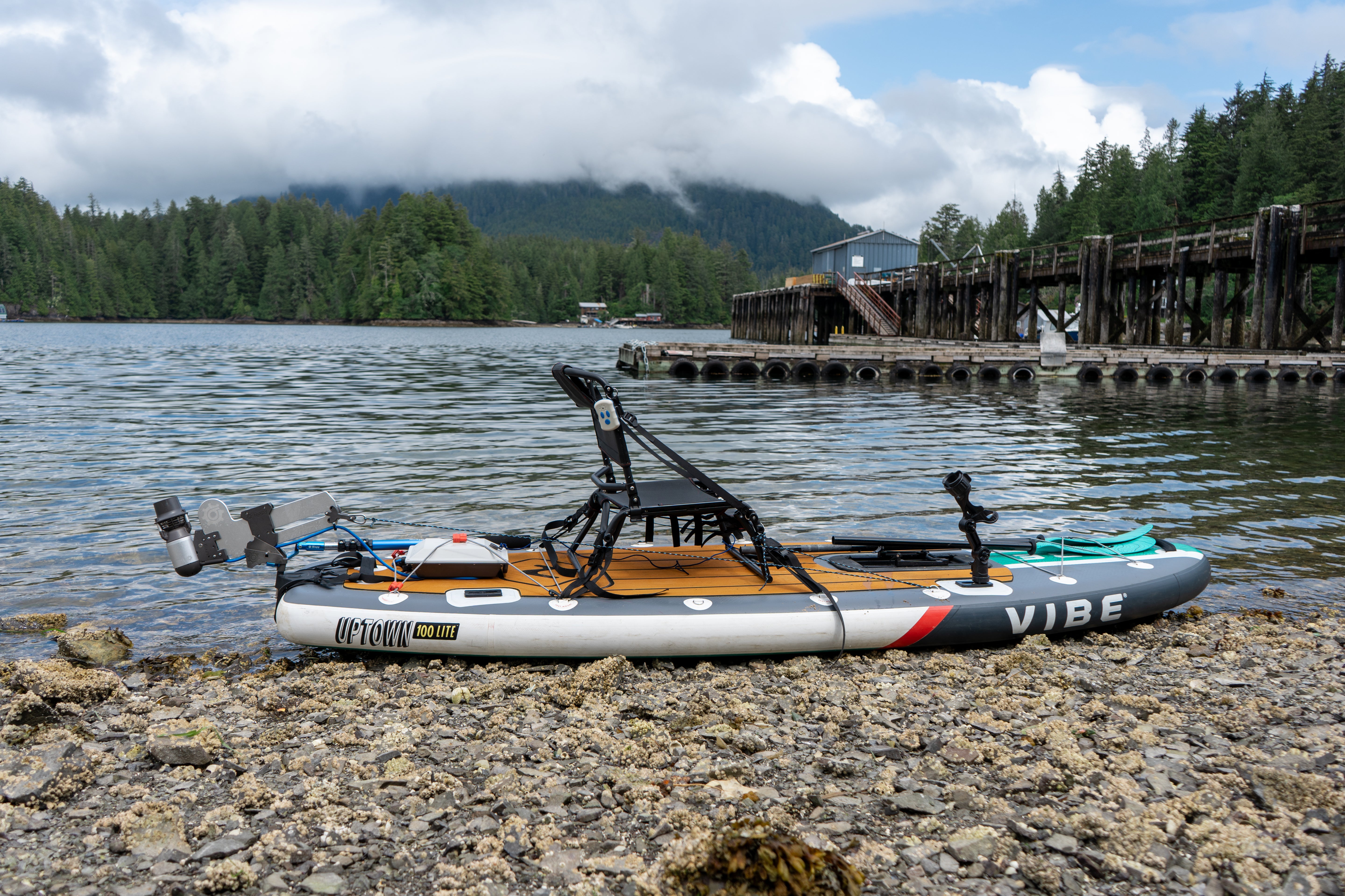 POURQUOI VOUS VOULEZ CE KAYAK :
Suffisamment léger pour être chargé en solo, que ce soit lors d'une halte rapide au lac ou d'un voyage spontané en fin de semaine.
Le siège rembourré et les repose-pieds réglables offrent une grande facilité d'utilisation tout au long de la journée.
Les rangements arrière, les porte-gobelets moulés et les supports de matériel permettent de rationaliser l'installation.
Une forme de coque conçue pour la facilité et la confiance sur des eaux calmes à modérées.