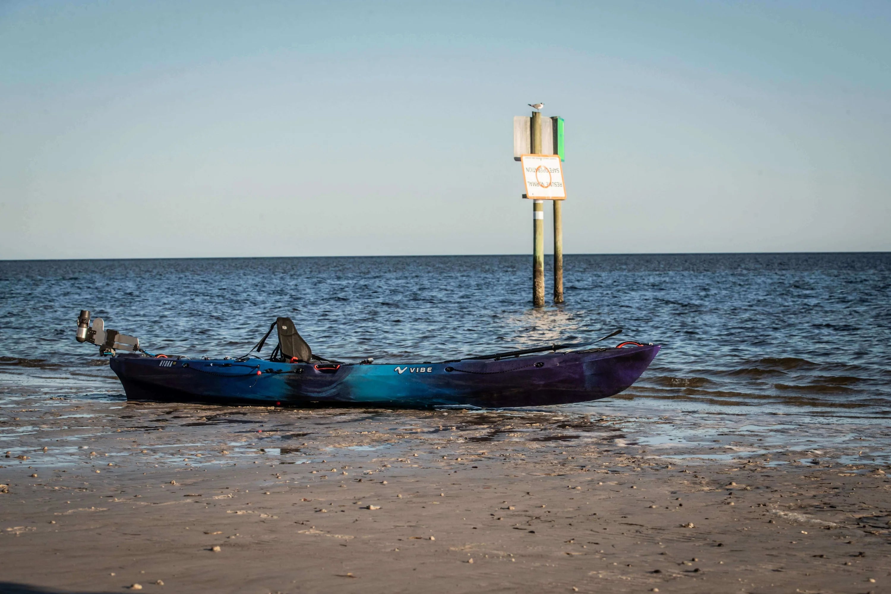 Hydra 130- Kayak de pêche rigide
Si vous voulez de la vitesse, de l'espace et des performances de pêche sérieuses, l'Hydra 130 a tout ce qu'il faut.
Le Hydra 130 est conçu pour les pêcheurs et les aventuriers qui ont besoin de vitesse en eaux profondes, d'espace sur le pont et d'une grande stabilité pour tuer les poissons. Avec une étrave acérée pour couper le clapot et une personnalisation de haut niveau, il est fait pour ceux qui chassent la morsure au-delà de la cassure - et qui ne reviendront jamais.
