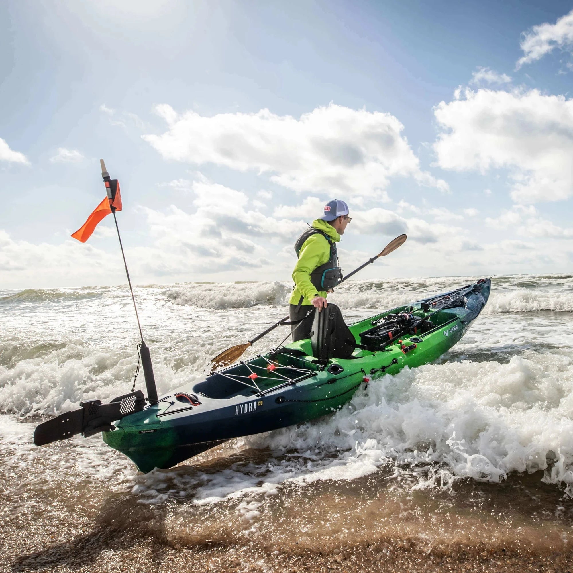 Hydra 130- Kayak de pêche rigide
Si vous voulez de la vitesse, de l'espace et des performances de pêche sérieuses, l'Hydra 130 a tout ce qu'il faut.
Le Hydra 130 est conçu pour les pêcheurs et les aventuriers qui ont besoin de vitesse en eaux profondes, d'espace sur le pont et d'une grande stabilité pour tuer les poissons. Avec une étrave acérée pour couper le clapot et une personnalisation de haut niveau, il est fait pour ceux qui chassent la morsure au-delà de la cassure - et qui ne reviendront jamais.