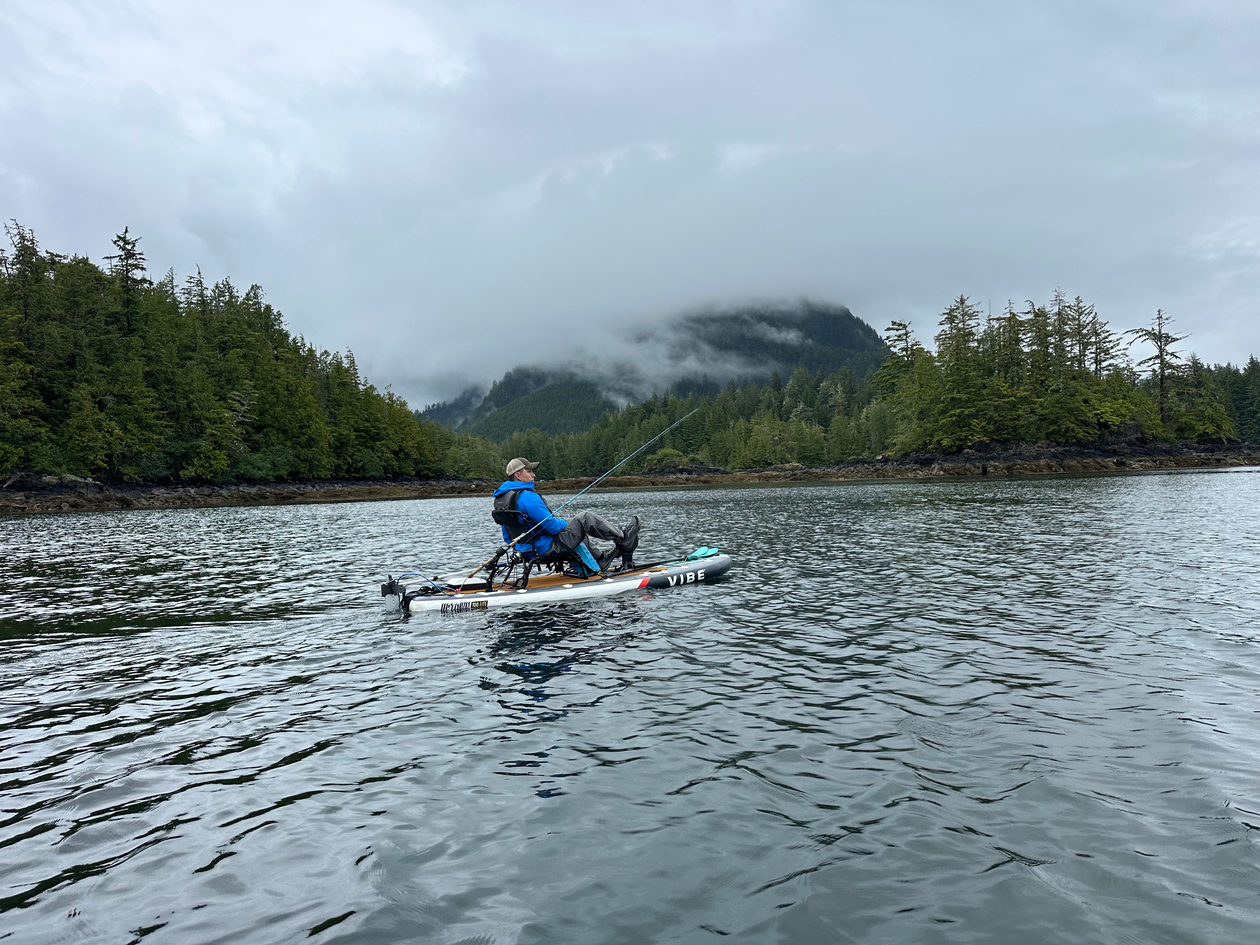 POURQUOI VOUS VOULEZ CE KAYAK :
Suffisamment léger pour être chargé en solo, que ce soit lors d'une halte rapide au lac ou d'un voyage spontané en fin de semaine.
Le siège rembourré et les repose-pieds réglables offrent une grande facilité d'utilisation tout au long de la journée.
Les rangements arrière, les porte-gobelets moulés et les supports de matériel permettent de rationaliser l'installation.
Une forme de coque conçue pour la facilité et la confiance sur des eaux calmes à modérées.
