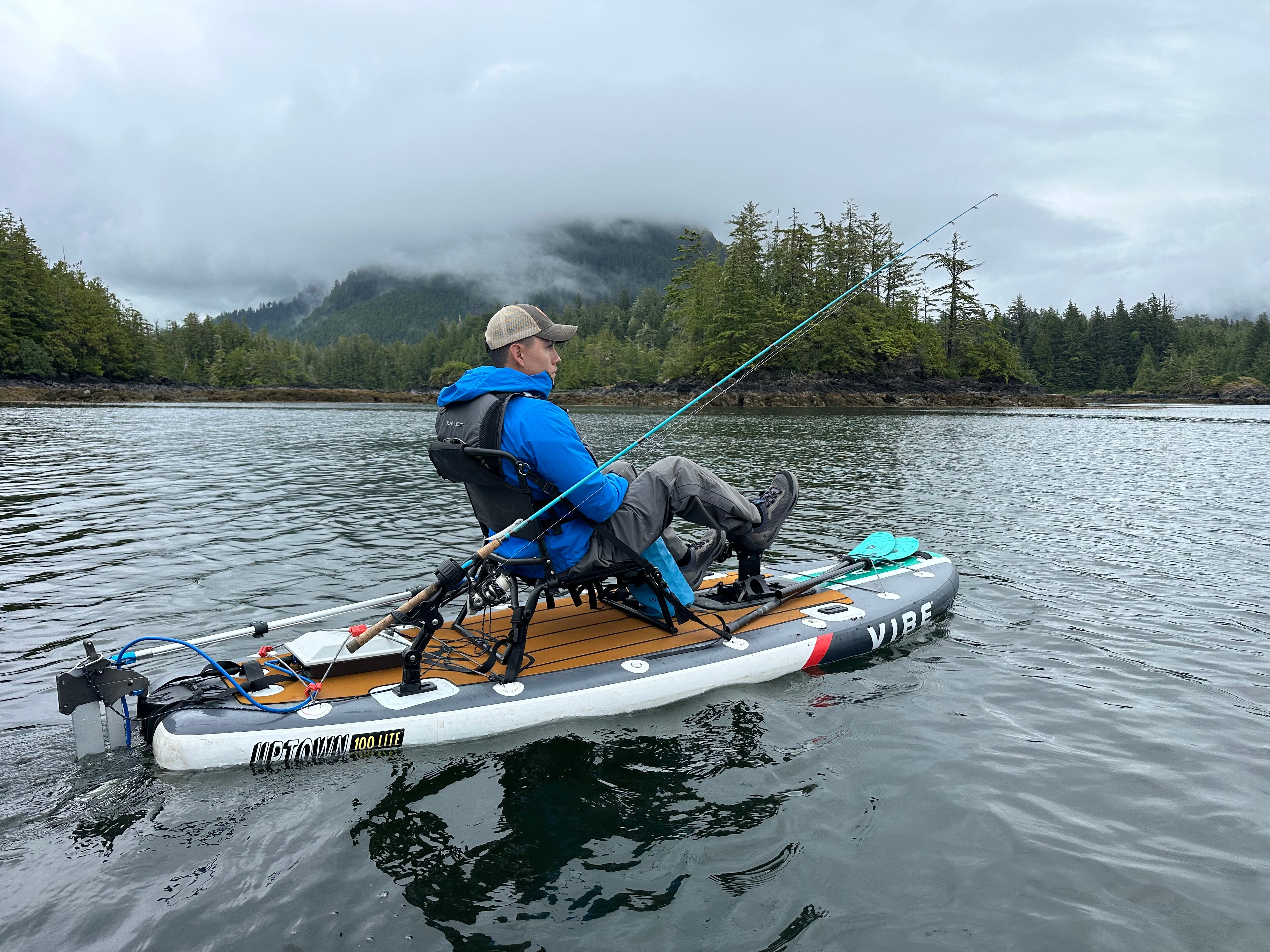 POURQUOI VOUS VOULEZ CE KAYAK :
Suffisamment léger pour être chargé en solo, que ce soit lors d'une halte rapide au lac ou d'un voyage spontané en fin de semaine.
Le siège rembourré et les repose-pieds réglables offrent une grande facilité d'utilisation tout au long de la journée.
Les rangements arrière, les porte-gobelets moulés et les supports de matériel permettent de rationaliser l'installation.
Une forme de coque conçue pour la facilité et la confiance sur des eaux calmes à modérées.