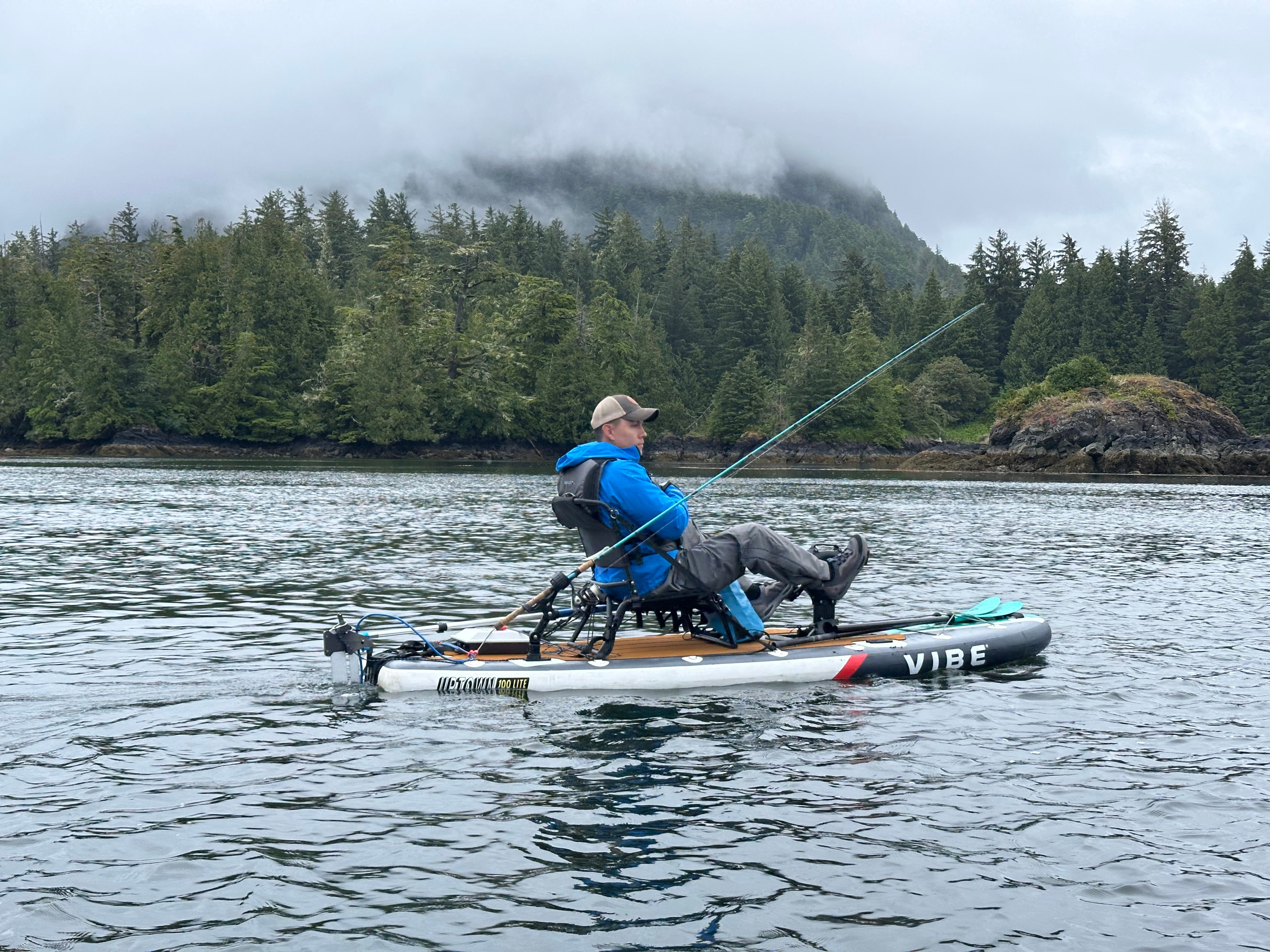 POURQUOI VOUS VOULEZ CE KAYAK :
Suffisamment léger pour être chargé en solo, que ce soit lors d'une halte rapide au lac ou d'un voyage spontané en fin de semaine.
Le siège rembourré et les repose-pieds réglables offrent une grande facilité d'utilisation tout au long de la journée.
Les rangements arrière, les porte-gobelets moulés et les supports de matériel permettent de rationaliser l'installation.
Une forme de coque conçue pour la facilité et la confiance sur des eaux calmes à modérées.
