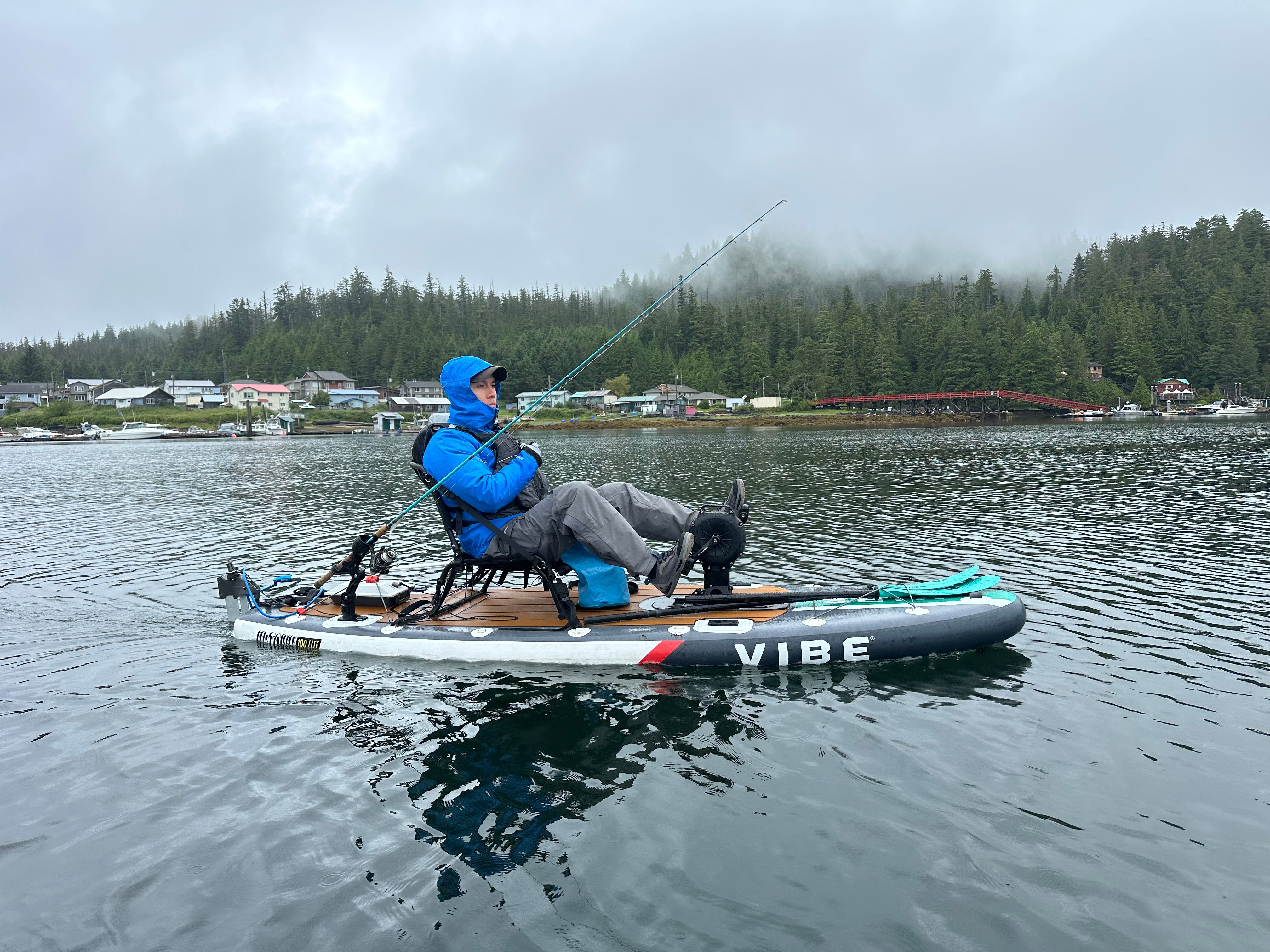 POURQUOI VOUS VOULEZ CE KAYAK :
Suffisamment léger pour être chargé en solo, que ce soit lors d'une halte rapide au lac ou d'un voyage spontané en fin de semaine.
Le siège rembourré et les repose-pieds réglables offrent une grande facilité d'utilisation tout au long de la journée.
Les rangements arrière, les porte-gobelets moulés et les supports de matériel permettent de rationaliser l'installation.
Une forme de coque conçue pour la facilité et la confiance sur des eaux calmes à modérées.