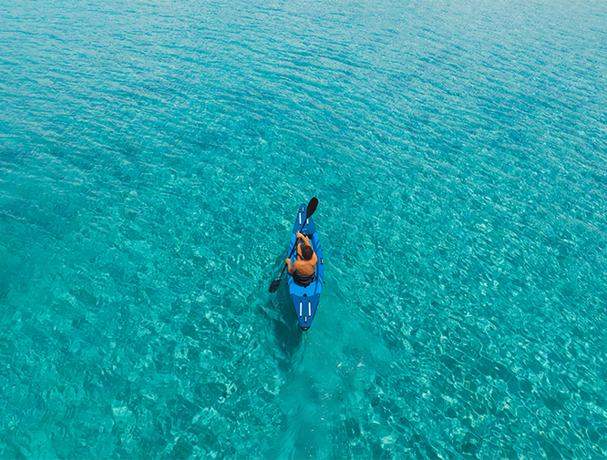 Découvrez le Kayak Torpedo, votre passeport pour l’aventure.
Ses dimensions idéales pour pagayer, associées à ses deux ailerons rétractables, vous permettront d’explorer les rivages les plus lointains.
Entièrement composé de drop-stitch, ce kayak robuste est d’une rigidité extrême.