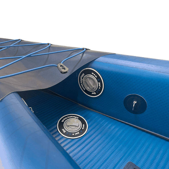 Découvrez le Kayak Torpedo, votre passeport pour l’aventure.
Ses dimensions idéales pour pagayer, associées à ses deux ailerons rétractables, vous permettront d’explorer les rivages les plus lointains.
Entièrement composé de drop-stitch, ce kayak robuste est d’une rigidité extrême.