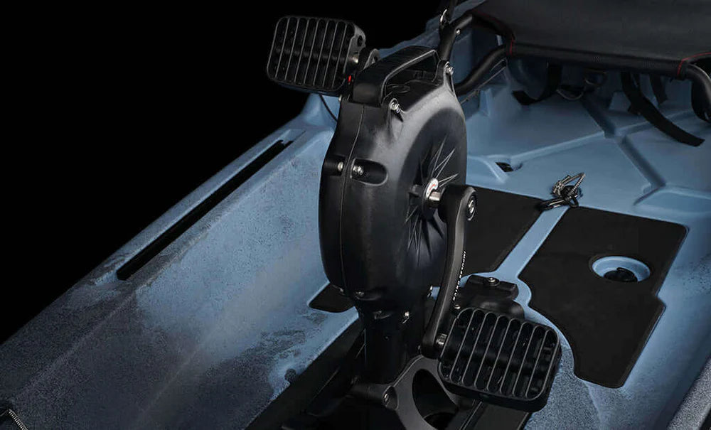 Makana 100 - Kayak de pêche rigide
Si stable que vous vous demanderez pourquoi vous êtes resté sur la terre ferme
Pédale, pagaie ou moteur : à vous de choisir !
Des quantités ridicules de personnalisation (apportez tout le garage)
Hero Seat = confort de toute la journée, pour le dos et les fesses
De l'espace sur le pont pendant des jours. Pistes d'équipement pour des semaines.
Conçu pour le débutant aux yeux écarquillés et le pêcheur invétéré.
Rencontrez le petit bateau avec une grande énergie.