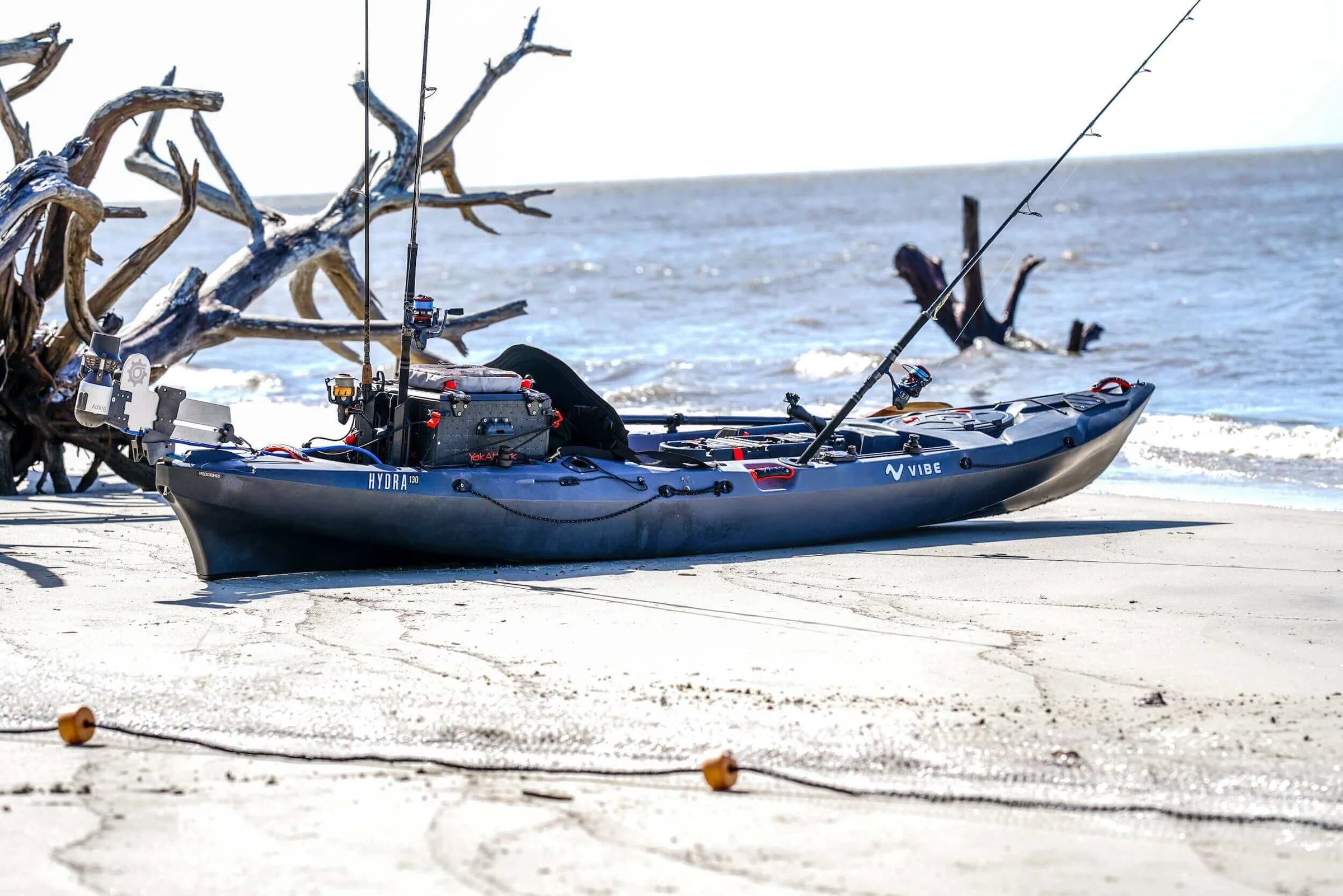 Hydra 130- Kayak de pêche rigide
Si vous voulez de la vitesse, de l'espace et des performances de pêche sérieuses, l'Hydra 130 a tout ce qu'il faut.
Le Hydra 130 est conçu pour les pêcheurs et les aventuriers qui ont besoin de vitesse en eaux profondes, d'espace sur le pont et d'une grande stabilité pour tuer les poissons. Avec une étrave acérée pour couper le clapot et une personnalisation de haut niveau, il est fait pour ceux qui chassent la morsure au-delà de la cassure - et qui ne reviendront jamais.