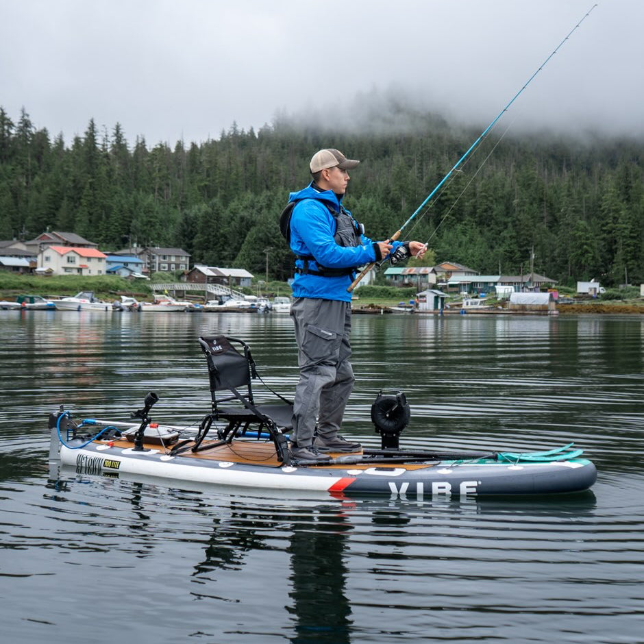 UPTOWN 100 - Kayak gonflable
POURQUOI VOUS VOULEZ CE KAYAK :
Suffisamment léger pour être chargé en solo, que ce soit lors d'une halte rapide au lac ou d'un voyage spontané en fin de semaine.
Le siège rembourré et les repose-pieds réglables offrent une grande facilité d'utilisation tout au long de la journée.
Les rangements arrière, les porte-gobelets moulés et les supports de matériel permettent de rationaliser l'installation.