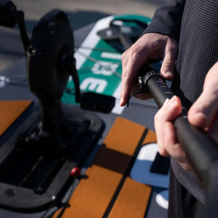 UPTOWN 100 - Kayak gonflable
POURQUOI VOUS VOULEZ CE KAYAK :
Suffisamment léger pour être chargé en solo, que ce soit lors d'une halte rapide au lac ou d'un voyage spontané en fin de semaine.
Le siège rembourré et les repose-pieds réglables offrent une grande facilité d'utilisation tout au long de la journée.
Les rangements arrière, les porte-gobelets moulés et les supports de matériel permettent de rationaliser l'installation.