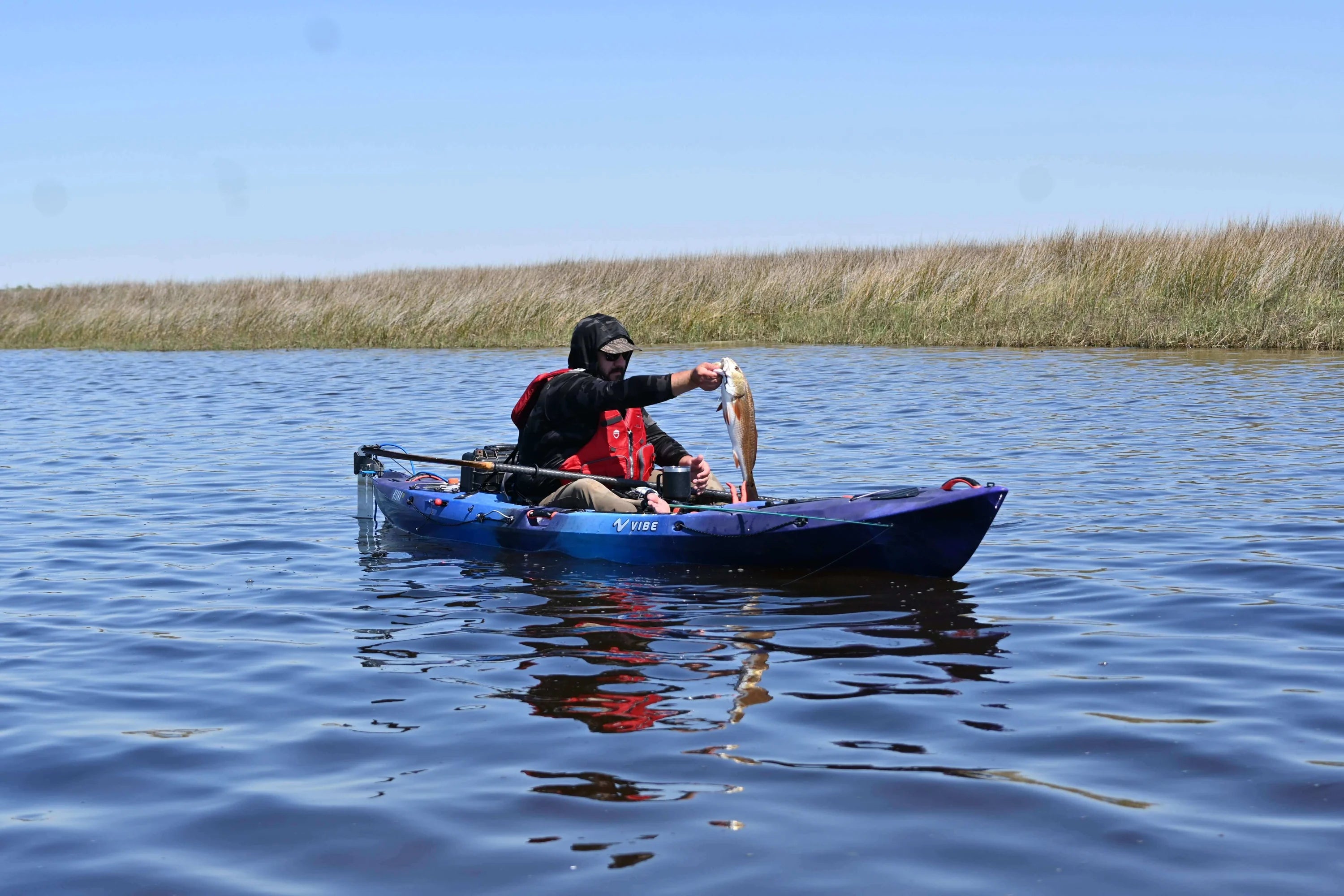 Hydra 130- Kayak de pêche rigide
Si vous voulez de la vitesse, de l'espace et des performances de pêche sérieuses, l'Hydra 130 a tout ce qu'il faut.
Le Hydra 130 est conçu pour les pêcheurs et les aventuriers qui ont besoin de vitesse en eaux profondes, d'espace sur le pont et d'une grande stabilité pour tuer les poissons. Avec une étrave acérée pour couper le clapot et une personnalisation de haut niveau, il est fait pour ceux qui chassent la morsure au-delà de la cassure - et qui ne reviendront jamais.