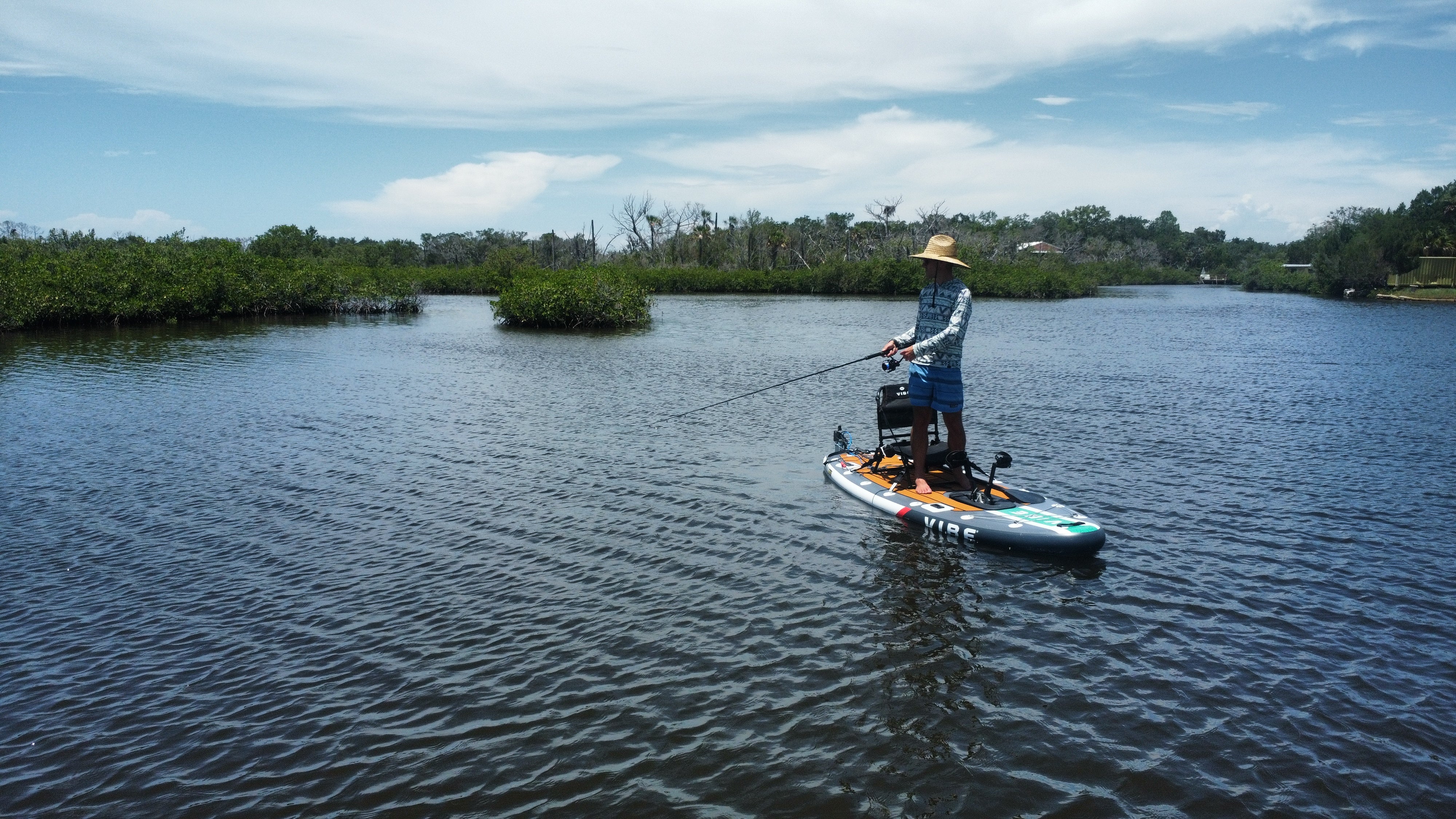 POURQUOI VOUS VOULEZ CE KAYAK :
Suffisamment léger pour être chargé en solo, que ce soit lors d'une halte rapide au lac ou d'un voyage spontané en fin de semaine.
Le siège rembourré et les repose-pieds réglables offrent une grande facilité d'utilisation tout au long de la journée.
Les rangements arrière, les porte-gobelets moulés et les supports de matériel permettent de rationaliser l'installation.
Une forme de coque conçue pour la facilité et la confiance sur des eaux calmes à modérées.