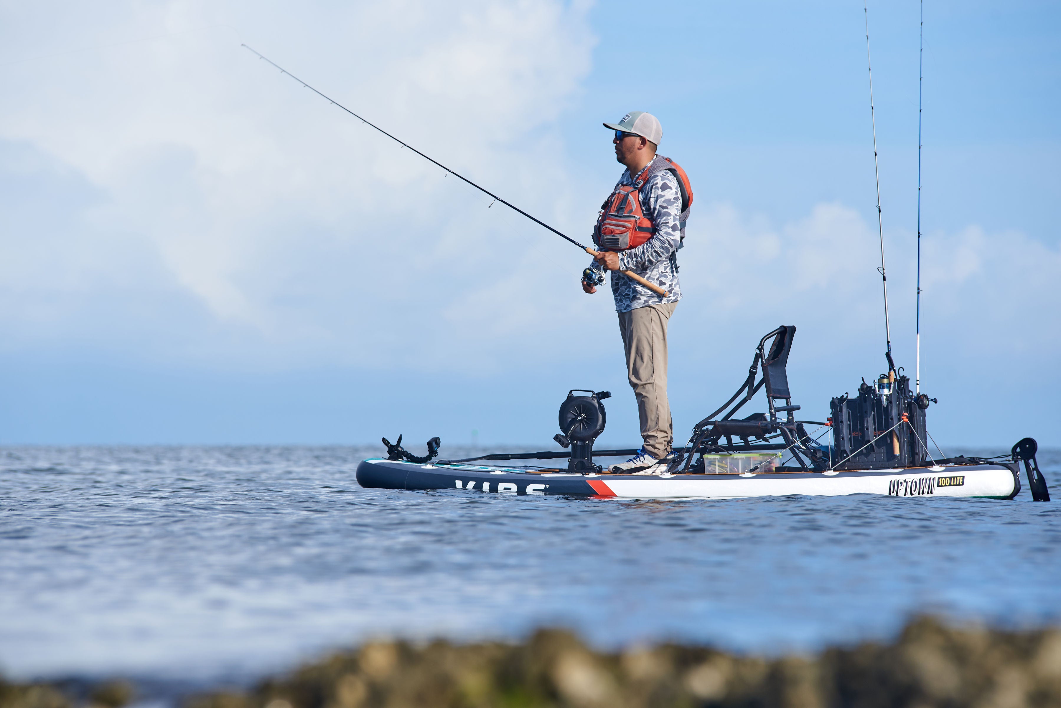 POURQUOI VOUS VOULEZ CE KAYAK :
Suffisamment léger pour être chargé en solo, que ce soit lors d'une halte rapide au lac ou d'un voyage spontané en fin de semaine.
Le siège rembourré et les repose-pieds réglables offrent une grande facilité d'utilisation tout au long de la journée.
Les rangements arrière, les porte-gobelets moulés et les supports de matériel permettent de rationaliser l'installation.
Une forme de coque conçue pour la facilité et la confiance sur des eaux calmes à modérées.