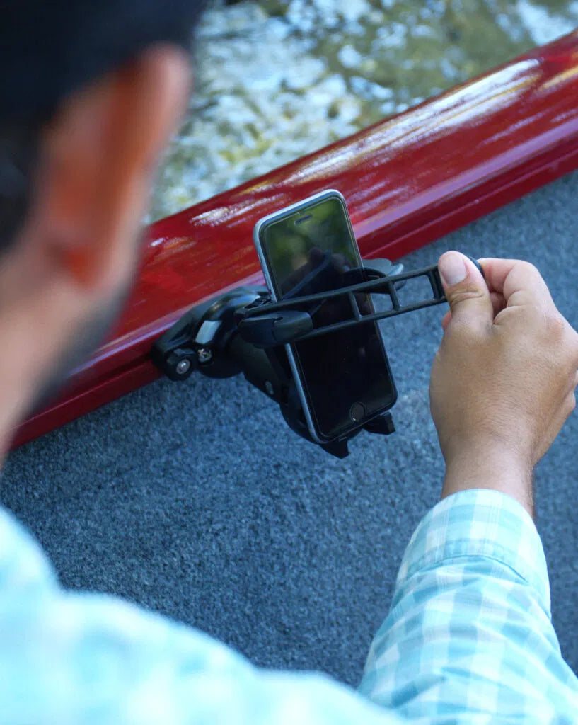 Votre téléphone n'est pas étanche, indestructible ou flottant, alors pourquoi le confier aux porte-gobelets et à l'espoir ?

Le RAILBLAZA MobiHold Low Profile saisit votre appareil avec une prise en forme d'étau et le monte exactement là où vous en avez besoin.

Conçu pour les smartphones, les unités GPS portables ou les radios VHF compactes, ce berceau mince s'ajuste pour s'adapter à la plupart des appareils et se verrouille dans n'importe quel support StarPort.
