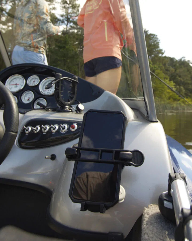 Votre téléphone n'est pas étanche, indestructible ou flottant, alors pourquoi le confier aux porte-gobelets et à l'espoir ?

Le RAILBLAZA MobiHold Low Profile saisit votre appareil avec une prise en forme d'étau et le monte exactement là où vous en avez besoin.

Conçu pour les smartphones, les unités GPS portables ou les radios VHF compactes, ce berceau mince s'ajuste pour s'adapter à la plupart des appareils et se verrouille dans n'importe quel support StarPort.