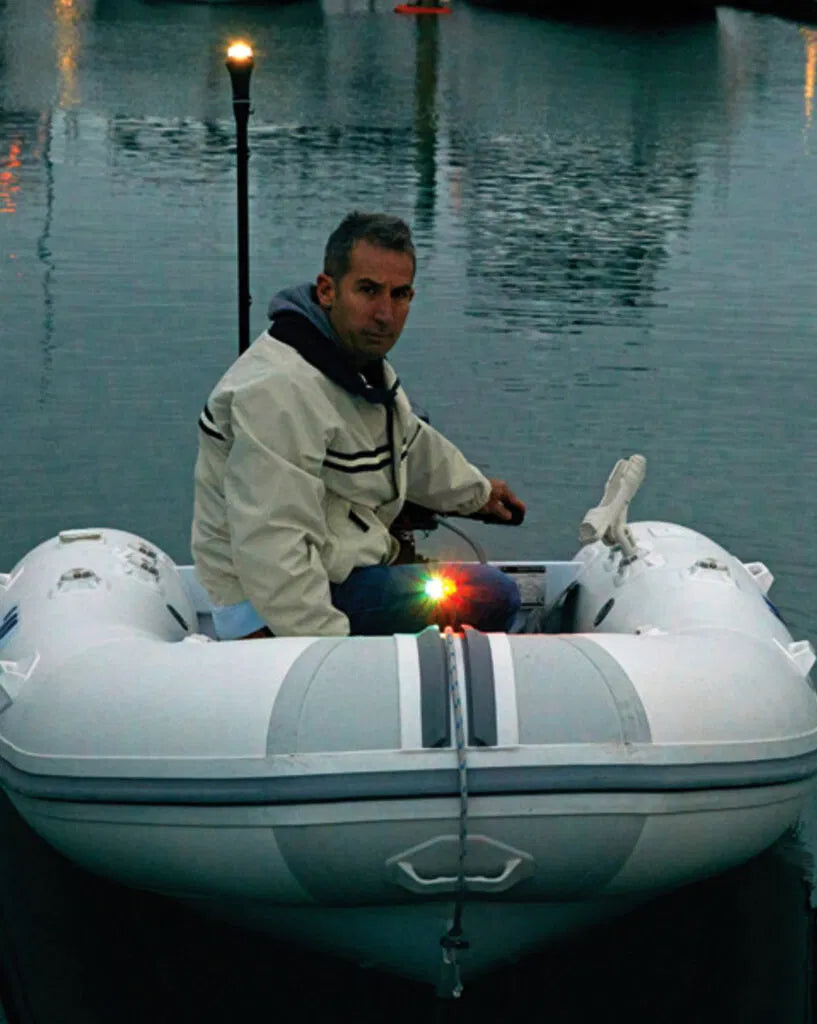 Les missions de nuit ne tolèrent pas les raccourcis, tout comme le NaviPack.

Ce kit d'éclairage de navigation tout-en-un comprend la lumière blanche tout autour Illuminate i360, une lumière d'arc bicolore, un ExtendaPole 1000 et un système de montage compatible StarPort qui est prêt à être monté dès la sortie de la boîte.

Que vous soyez sur un kayak, un canoë, un bateau ou un gonflable, le NaviPack répond aux normes USCG 2NM pour les bateaux de moins de 12 mètres et s'installe sans un seul trou percé.