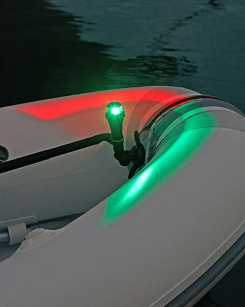 Les missions de nuit ne tolèrent pas les raccourcis, tout comme le NaviPack.

Ce kit d'éclairage de navigation tout-en-un comprend la lumière blanche tout autour Illuminate i360, une lumière d'arc bicolore, un ExtendaPole 1000 et un système de montage compatible StarPort qui est prêt à être monté dès la sortie de la boîte.

Que vous soyez sur un kayak, un canoë, un bateau ou un gonflable, le NaviPack répond aux normes USCG 2NM pour les bateaux de moins de 12 mètres et s'installe sans un seul trou percé.