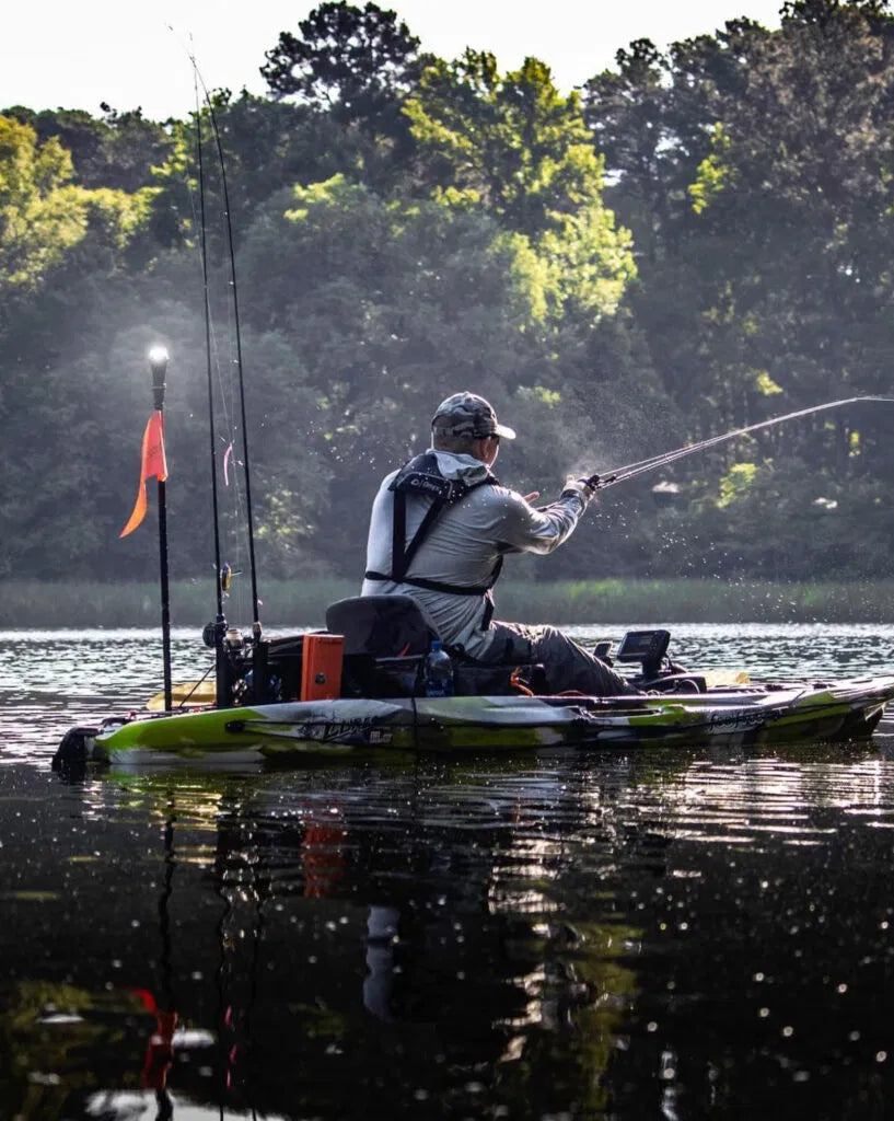 Se rendre à la maison en toute sécurité ne devrait pas être facultatif ou compliqué.

Le kit de visibilité RAILBLAZA II est votre réponse tout-en-un pour être vu, rester conforme et posséder la nuit.

Il comprend la lumière blanche tout autour Illuminate i360 à haut rendement, l'ExtendaPole 1000 pour une altitude maximale, un drapeau orange fluorescent pour la visibilité à la lumière du jour et la monture StarPort HD pour une installation rapide et sécurisée. Pas de fils.