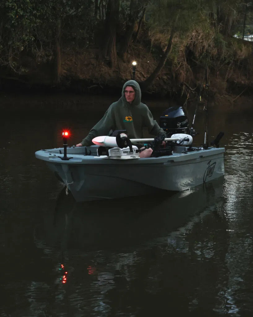 Les missions de nuit ne tolèrent pas les raccourcis, tout comme le NaviPack.

Ce kit d'éclairage de navigation tout-en-un comprend la lumière blanche tout autour Illuminate i360, une lumière d'arc bicolore, un ExtendaPole 1000 et un système de montage compatible StarPort qui est prêt à être monté dès la sortie de la boîte.

Que vous soyez sur un kayak, un canoë, un bateau ou un gonflable, le NaviPack répond aux normes USCG 2NM pour les bateaux de moins de 12 mètres et s'installe sans un seul trou percé.