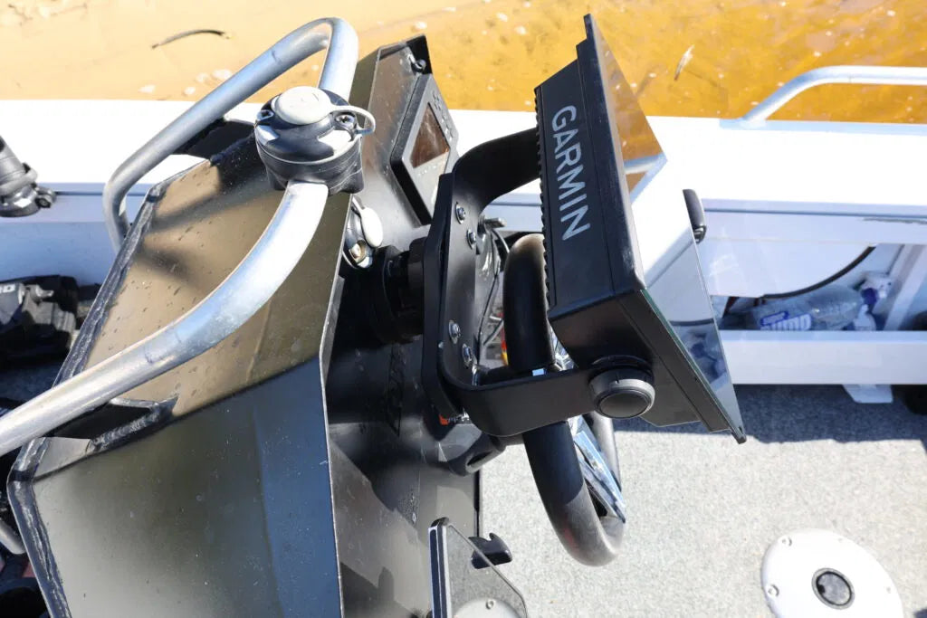 La plate-forme tournante RAILBLAZA HEXX n'est pas là pour décorer votre bateau - elle est là pour transformer votre technologie en un centre de contrôle prêt pour la mission.

Conçue pour les pêcheurs sérieux et les opérateurs obsédés par la précision, la plate-forme HEXX offre une rotation incrémentielle de 90° solide comme le roc avec un verrou si ferme qu'elle permet de faire tourner moins de montures.