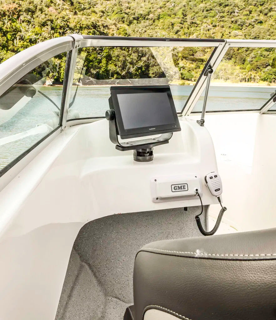 La plate-forme tournante RAILBLAZA HEXX n'est pas là pour décorer votre bateau - elle est là pour transformer votre technologie en un centre de contrôle prêt pour la mission.

Conçue pour les pêcheurs sérieux et les opérateurs obsédés par la précision, la plate-forme HEXX offre une rotation incrémentielle de 90° solide comme le roc avec un verrou si ferme qu'elle permet de faire tourner moins de montures.