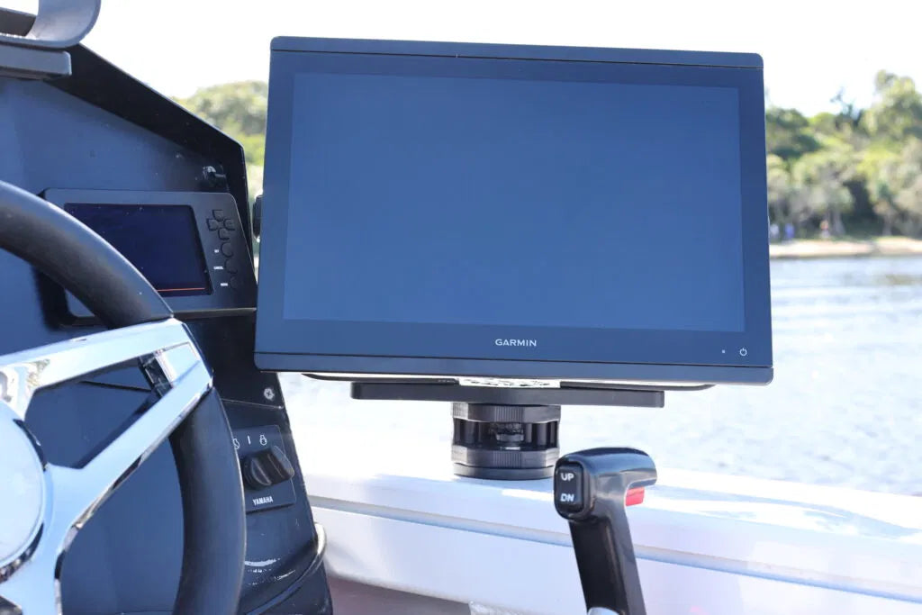 La plate-forme tournante RAILBLAZA HEXX n'est pas là pour décorer votre bateau - elle est là pour transformer votre technologie en un centre de contrôle prêt pour la mission.

Conçue pour les pêcheurs sérieux et les opérateurs obsédés par la précision, la plate-forme HEXX offre une rotation incrémentielle de 90° solide comme le roc avec un verrou si ferme qu'elle permet de faire tourner moins de montures.