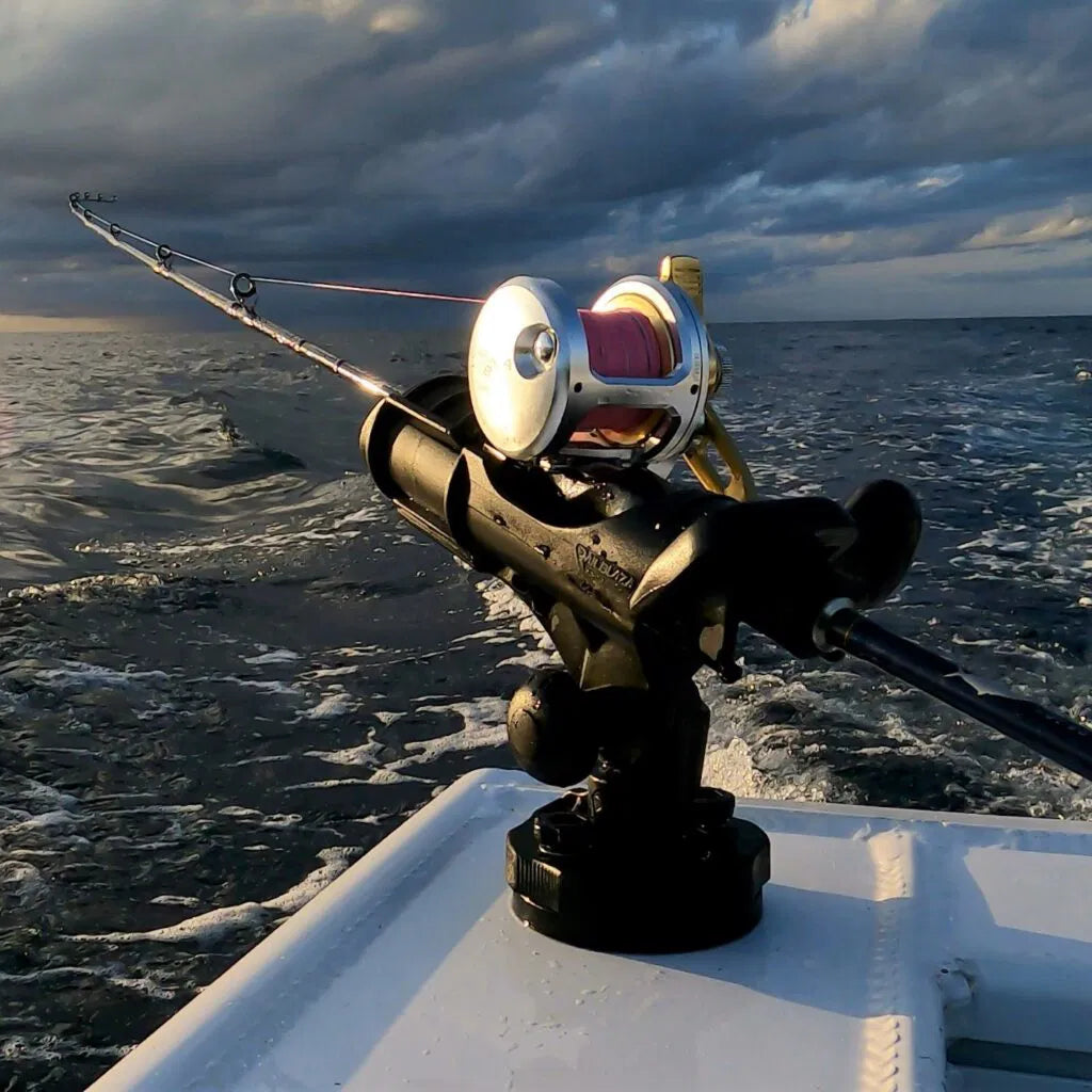Lorsque vous utilisez un gros équipement et que vous chassez des poissons sérieux, vous avez besoin d'un porte-canne qui tient tout seul.

Le porte-tige RAILBLAZA HEXX est conçu pour le combat, conçu pour supporter des configurations plus lourdes comme les cannes à pêche à la traîne, les grosses overheads et les longs combos tournants.

Avec un collier de verrouillage et un cardan, il offre une stabilité solide comme le roc et un réglage de niveau supérieur. Inclinez-le.