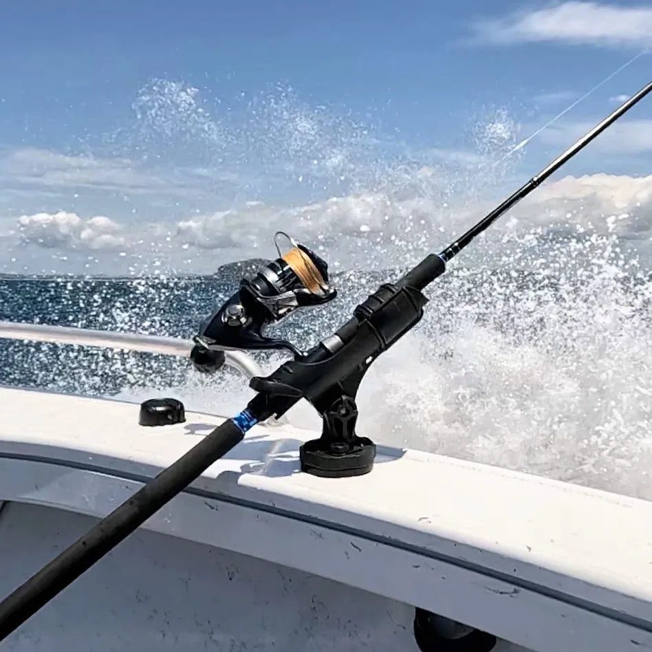 Lorsque vous utilisez un gros équipement et que vous chassez des poissons sérieux, vous avez besoin d'un porte-canne qui tient tout seul.

Le porte-tige RAILBLAZA HEXX est conçu pour le combat, conçu pour supporter des configurations plus lourdes comme les cannes à pêche à la traîne, les grosses overheads et les longs combos tournants.

Avec un collier de verrouillage et un cardan, il offre une stabilité solide comme le roc et un réglage de niveau supérieur. Inclinez-le.