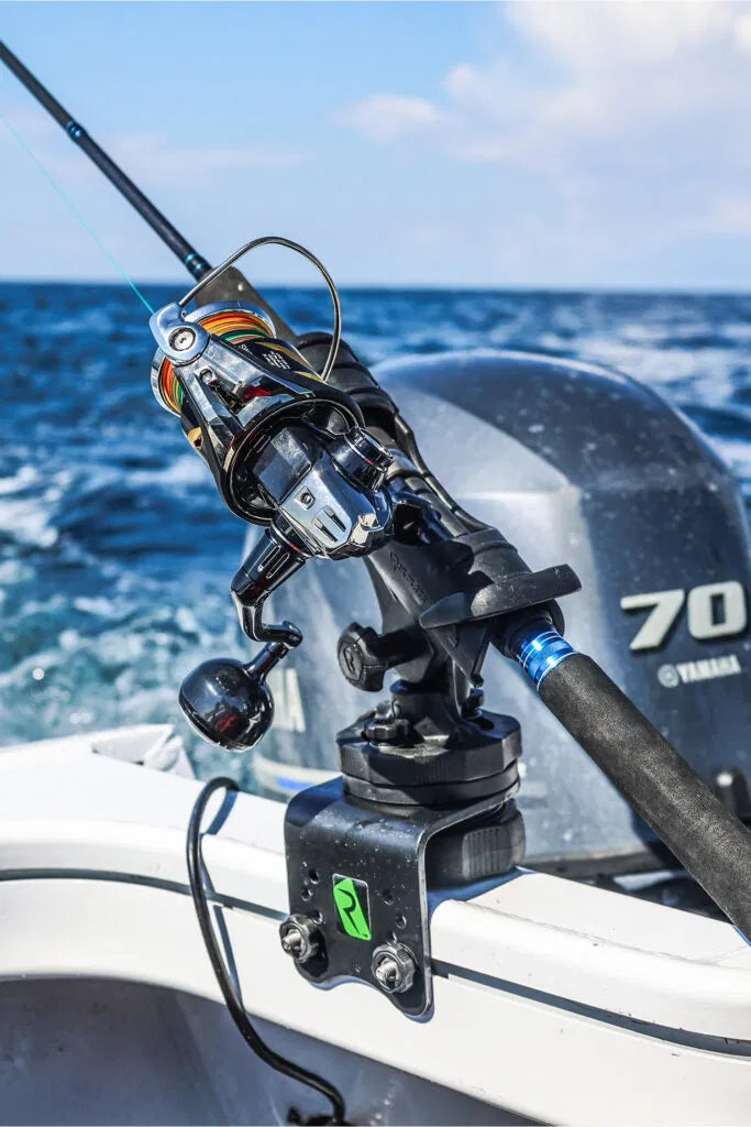 Lorsque vous utilisez des équipements robustes hors des rails d'usine de votre bateau, vous avez besoin d'un support qui ne bronche pas - et le support de rail RAILBLAZA HEXX Gunnel est conçu pour cette mission exacte.

Conçue pour fournir une connexion à l'épreuve des balles entre votre piste de gunnel et votre perche HEXX Live, votre système sonar ou tout autre accessoire HEXX, cette monture tient fermement à travers les séances de hachage, d'accélérateur et de pêche dure.