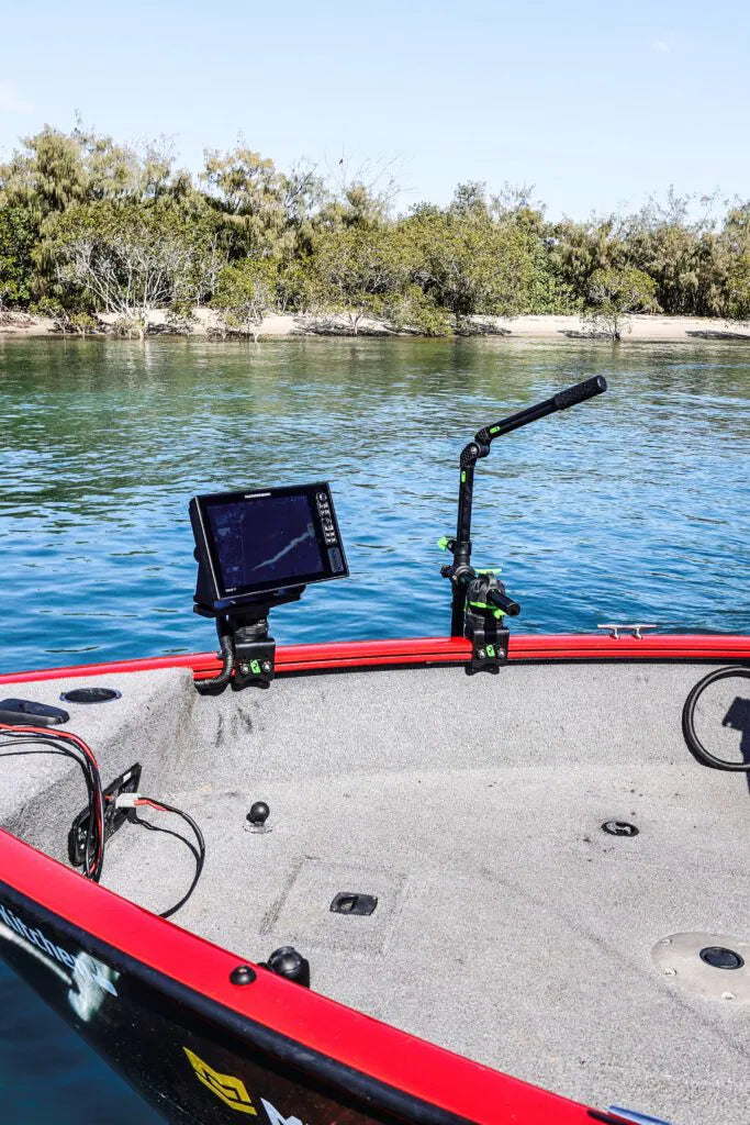 Lorsque vous utilisez des équipements robustes hors des rails d'usine de votre bateau, vous avez besoin d'un support qui ne bronche pas - et le support de rail RAILBLAZA HEXX Gunnel est conçu pour cette mission exacte.

Conçue pour fournir une connexion à l'épreuve des balles entre votre piste de gunnel et votre perche HEXX Live, votre système sonar ou tout autre accessoire HEXX, cette monture tient fermement à travers les séances de hachage, d'accélérateur et de pêche dure.