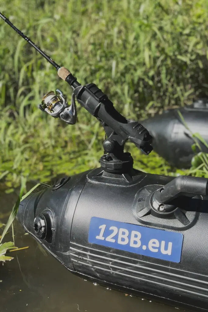 Lorsque vous avez besoin d'une résistance de qualité HEXX mais que vous ne pouvez pas - ou ne voulez pas - percer votre terrasse, le support adhésif RAILBLAZA HEXX fait le travail.

Conçue pour des surfaces lisses et plates comme les terrasses de kayak, les planches à pagaie ou les bateaux en fibre de verre, cette base à profil bas vous donne un point d'ancrage solide comme le roc pour les accessoires HEXX en utilisant un adhésif à haute teneur au lieu de vis.

