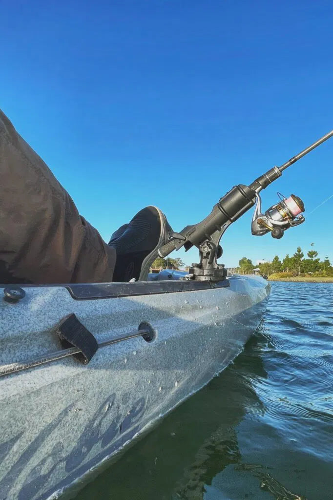 Grand équipement, petite empreinte - c'est la beauté du support de piste de kayak RAILBLAZA HEXX.

Conçue pour supporter un poids lourd et une utilisation difficile, cette base robuste se glisse directement dans le système de piste de votre kayak et verrouille tout accessoire HEXX avec une précision de niveau professionnel.