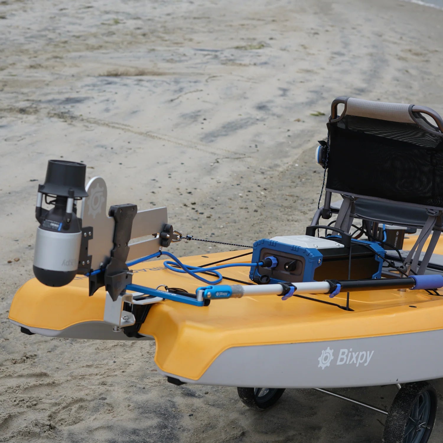 Le kit hors-bord Bixpy K-1 Angler Pro™ NE comprend PAS d'adaptateur de montage.

Vous devrez acheter un adaptateur de montage séparément en fonction de l'embarcation que vous souhaitez motoriser.

Le Bixpy K-1 Angler Pro Outboard Kit™ est la version pro de Bixpy de son kit Outboard K-1.

Le kit hors-bord Angler Pro a une batterie de 768 wh, plutôt que la batterie de 378 wh.

Le Bixpy K-1 Angler Pro Outboard Kit™ vous permet de rester dehors plus longtemps, d'explorer de nouvelles eaux, de pêcher davantage, 