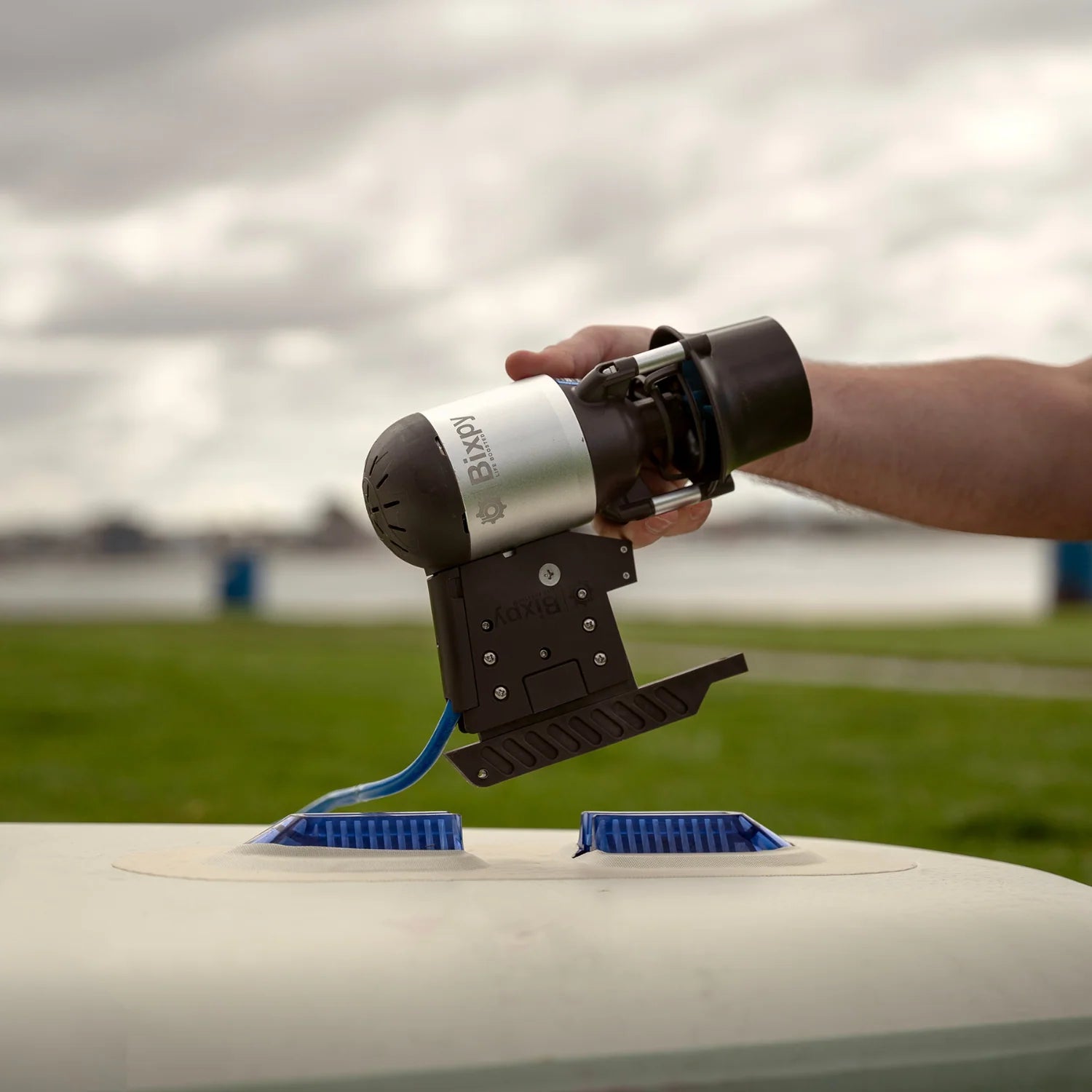 Le kit hors-bord Bixpy K-1 Angler Pro™ NE comprend PAS d'adaptateur de montage.

Vous devrez acheter un adaptateur de montage séparément en fonction de l'embarcation que vous souhaitez motoriser.

Le Bixpy K-1 Angler Pro Outboard Kit™ est la version pro de Bixpy de son kit Outboard K-1.

Le kit hors-bord Angler Pro a une batterie de 768 wh, plutôt que la batterie de 378 wh.

Le Bixpy K-1 Angler Pro Outboard Kit™ vous permet de rester dehors plus longtemps, d'explorer de nouvelles eaux, de pêcher davantage, 