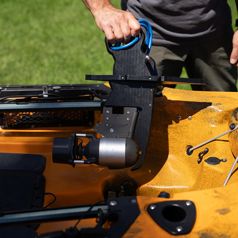 Pas de forage. Pas de tracas. Maintenant plus élégant et plus léger !

Prêt à améliorer votre expérience de kayak ?

Notre adaptateur d'entraînement de pédale amélioré s'enclenche désormais de manière transparente dans la plupart des kayaks à pédales à ailerons de style Mirage Drive (y compris Hobie, Vibe et Pelican), convertissant la puissance de votre pédale en propulsion électrique.