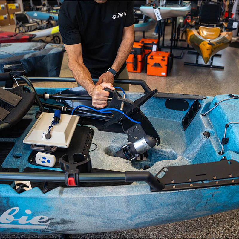 Pas de forage. Pas de tracas. Maintenant plus élégant et plus léger !

Prêt à améliorer votre expérience de kayak ?

Notre adaptateur d'entraînement de pédale amélioré s'enclenche désormais de manière transparente dans la plupart des kayaks à pédales à ailerons de style Mirage Drive (y compris Hobie, Vibe et Pelican), convertissant la puissance de votre pédale en propulsion électrique.