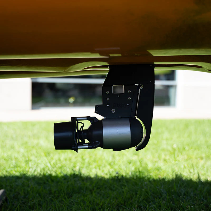 Pas de forage. Pas de tracas. Maintenant plus élégant et plus léger !

Prêt à améliorer votre expérience de kayak ?

Notre adaptateur d'entraînement de pédale amélioré s'enclenche désormais de manière transparente dans la plupart des kayaks à pédales à ailerons de style Mirage Drive (y compris Hobie, Vibe et Pelican), convertissant la puissance de votre pédale en propulsion électrique.