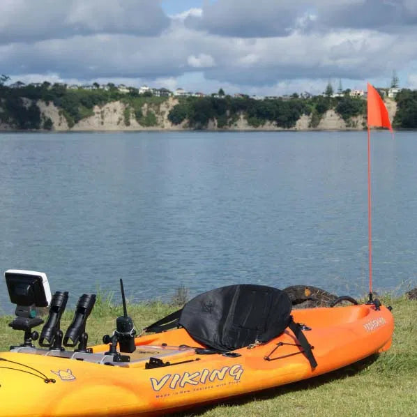 Le Flag Whip est la façon dont vous arrêtez d'être invisible sur l'eau.

Que vous pagayiez avant l'aube, que vous vous faufiliez à travers la côtelette ou que vous fassiez des missions furtives sur votre yak, ce fouet de sécurité de 1,2 mètre vous permet d'être vu, sans vous mettre en travers de votre chemin.

Construit solide et flexible, le fanion orange haute visibilité attire l'attention tandis que le fouet en fibre de verre fléchit dans le vent sans craquer ni flotter.