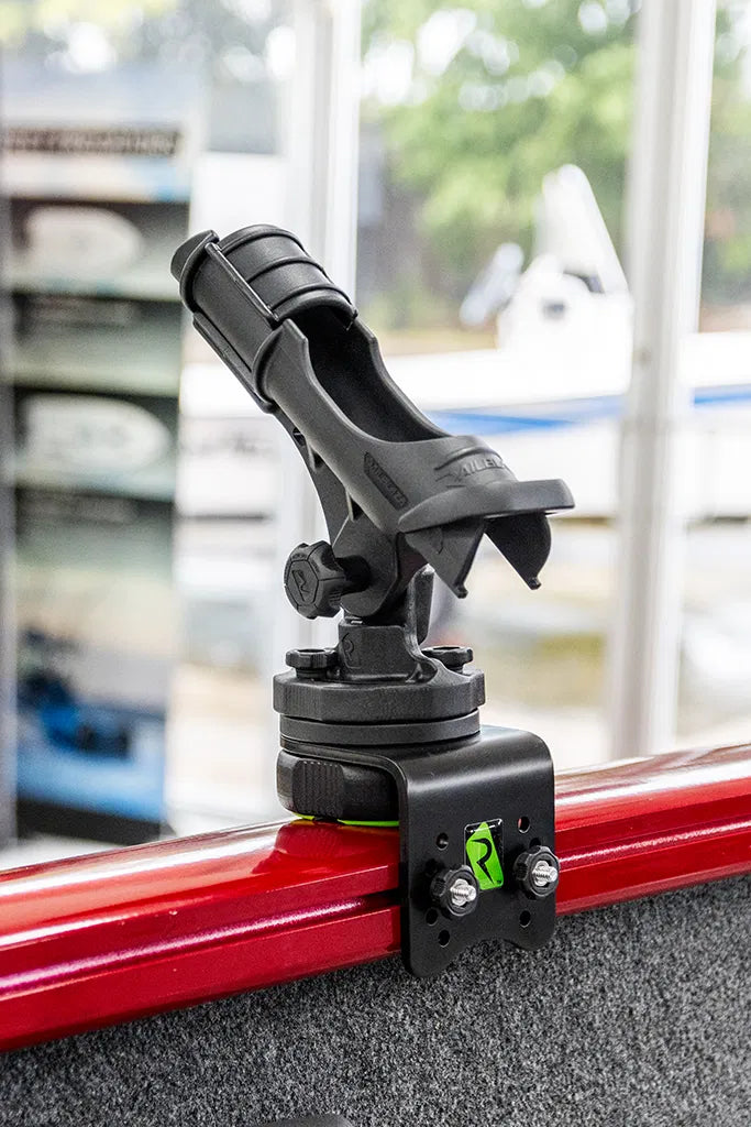 Lorsque vous utilisez des équipements robustes hors des rails d'usine de votre bateau, vous avez besoin d'un support qui ne bronche pas - et le support de rail RAILBLAZA HEXX Gunnel est conçu pour cette mission exacte.

Conçue pour fournir une connexion à l'épreuve des balles entre votre piste de gunnel et votre perche HEXX Live, votre système sonar ou tout autre accessoire HEXX, cette monture tient fermement à travers les séances de hachage, d'accélérateur et de pêche dure.