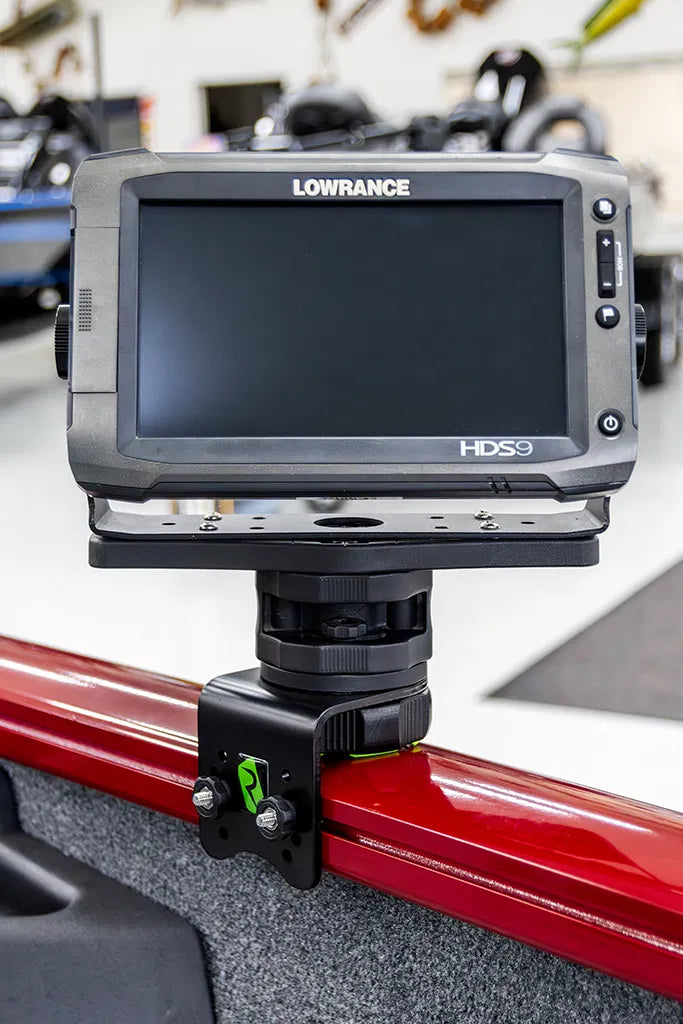 Lorsque vous utilisez des équipements robustes hors des rails d'usine de votre bateau, vous avez besoin d'un support qui ne bronche pas - et le support de rail RAILBLAZA HEXX Gunnel est conçu pour cette mission exacte.

Conçue pour fournir une connexion à l'épreuve des balles entre votre piste de gunnel et votre perche HEXX Live, votre système sonar ou tout autre accessoire HEXX, cette monture tient fermement à travers les séances de hachage, d'accélérateur et de pêche dure.