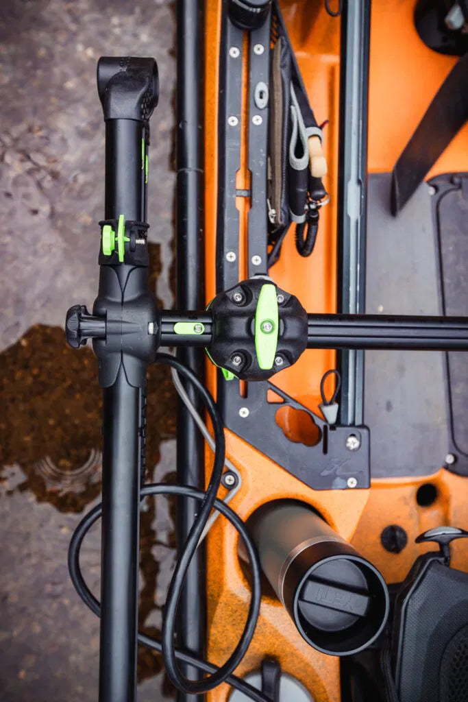 Déposez votre sonar exactement là où il compte - avec zéro dérive et contrôle total.

Le RAILBLAZA HEXX Live Pole 30 est spécialement conçu pour les systèmes sonar orientés vers l'avant comme Garmin LiveScope, Humminbird MEGA Live et Lowrance Active Target.

Avec un arbre de 30 pouces et un support de bille de verrouillage HEXX 90 mm, cette configuration vous offre des réglages directionnels soyeux et lisses et une prise solide comme le roc, de sorte que votre faisceau sonar reste verrouillé sur le poisson,