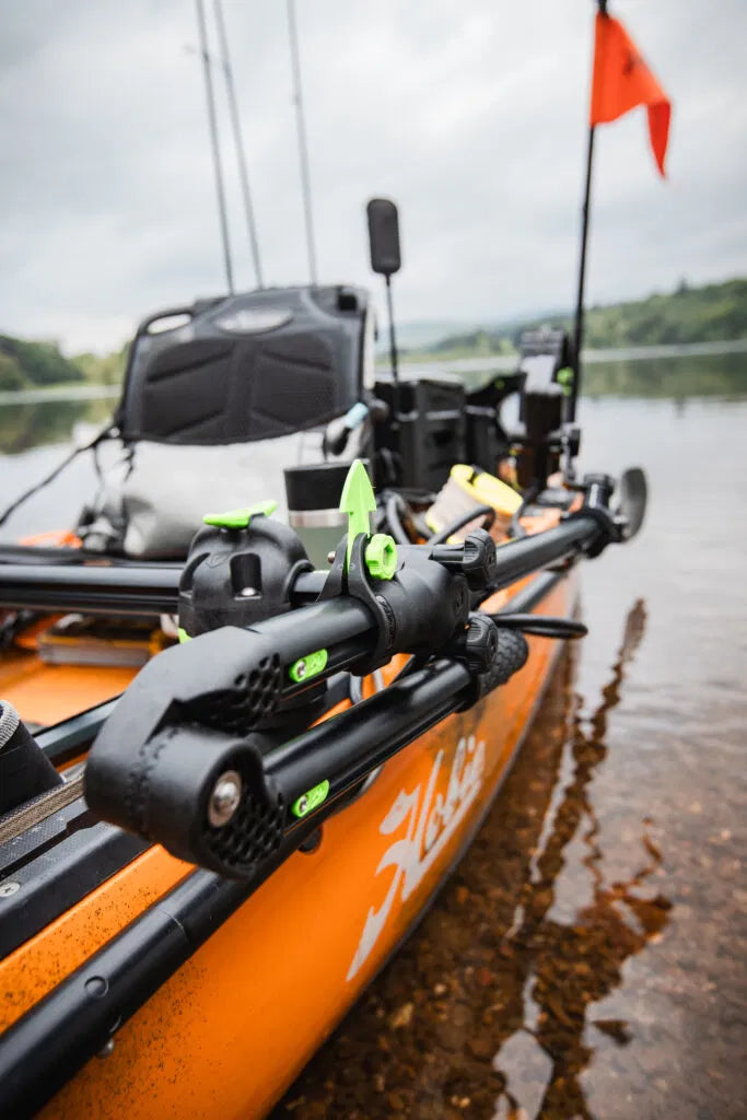 Déposez votre sonar exactement là où il compte - avec zéro dérive et contrôle total.

Le RAILBLAZA HEXX Live Pole 30 est spécialement conçu pour les systèmes sonar orientés vers l'avant comme Garmin LiveScope, Humminbird MEGA Live et Lowrance Active Target.

Avec un arbre de 30 pouces et un support de bille de verrouillage HEXX 90 mm, cette configuration vous offre des réglages directionnels soyeux et lisses et une prise solide comme le roc, de sorte que votre faisceau sonar reste verrouillé sur le poisson,