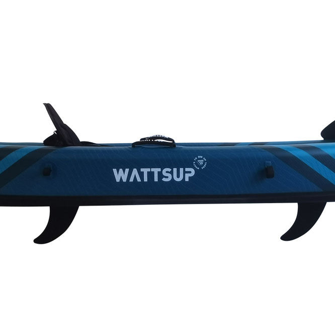 Découvrez le Kayak Torpedo, votre passeport pour l’aventure.

Ses dimensions idéales pour pagayer, associées à ses deux ailerons rétractables, vous permettront d’explorer les rivages les plus lointains.

Entièrement composé de drop-stitch, ce kayak robuste est d’une rigidité extrême.