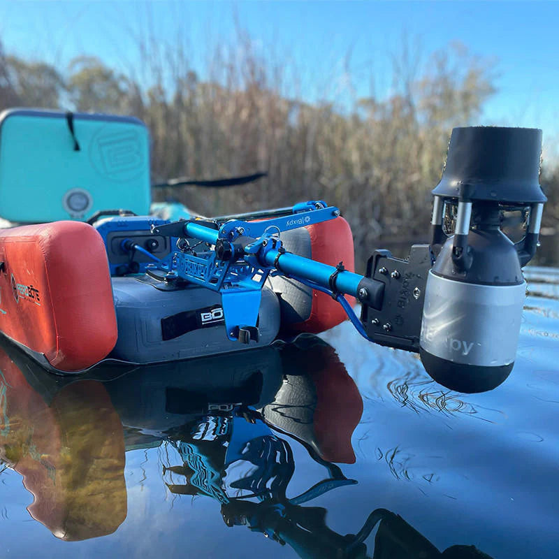 Le kit hors-bord Bixpy K-1 Angler Pro™ NE comprend PAS d'adaptateur de montage.

Vous devrez acheter un adaptateur de montage séparément en fonction de l'embarcation que vous souhaitez motoriser.

Le Bixpy K-1 Angler Pro Outboard Kit™ est la version pro de Bixpy de son kit Outboard K-1.

Le kit hors-bord Angler Pro a une batterie de 768 wh, plutôt que la batterie de 378 wh.

Le Bixpy K-1 Angler Pro Outboard Kit™ vous permet de rester dehors plus longtemps, d'explorer de nouvelles eaux, de pêcher davantage, 